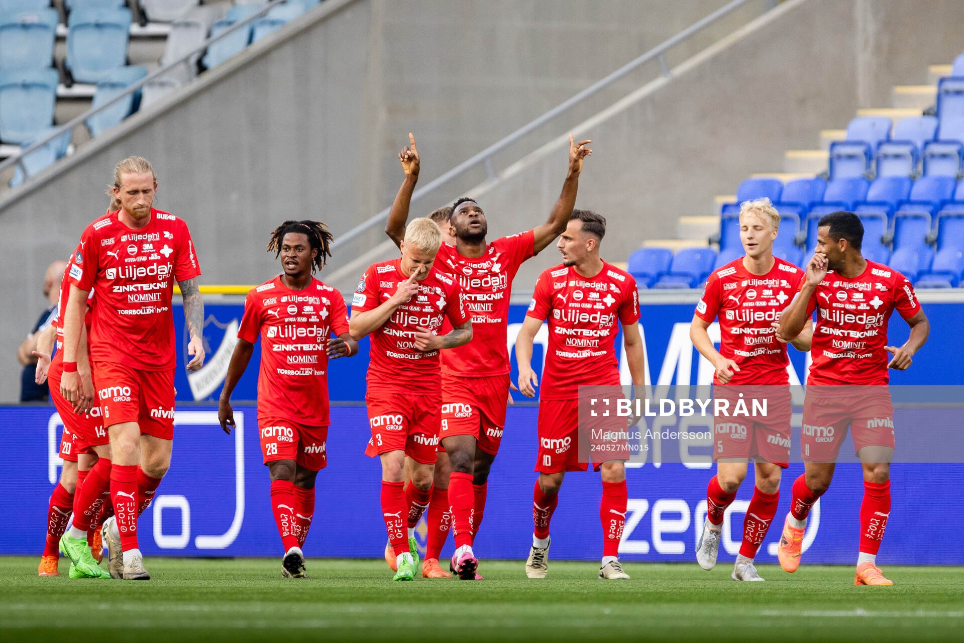 Värnamos Johnbosco Samuel Kalu jublar efter 0-1 under fotbollsmatchen i Allsvenskan mellan IFK Norrköping och Värnamo den 27 maj 2024 i Norrköping.