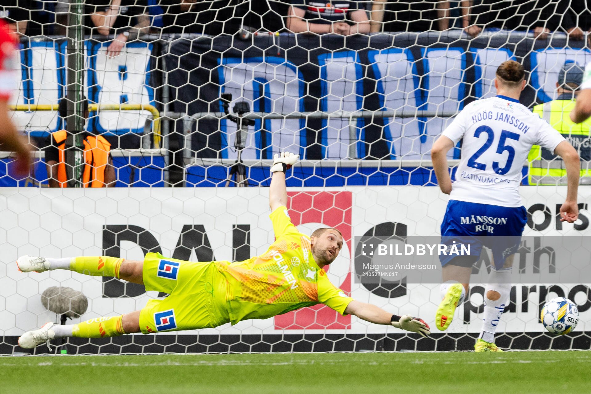 Värnamos Johnbosco Samuel Kalu , ej i bild, gör 0-1 bakom