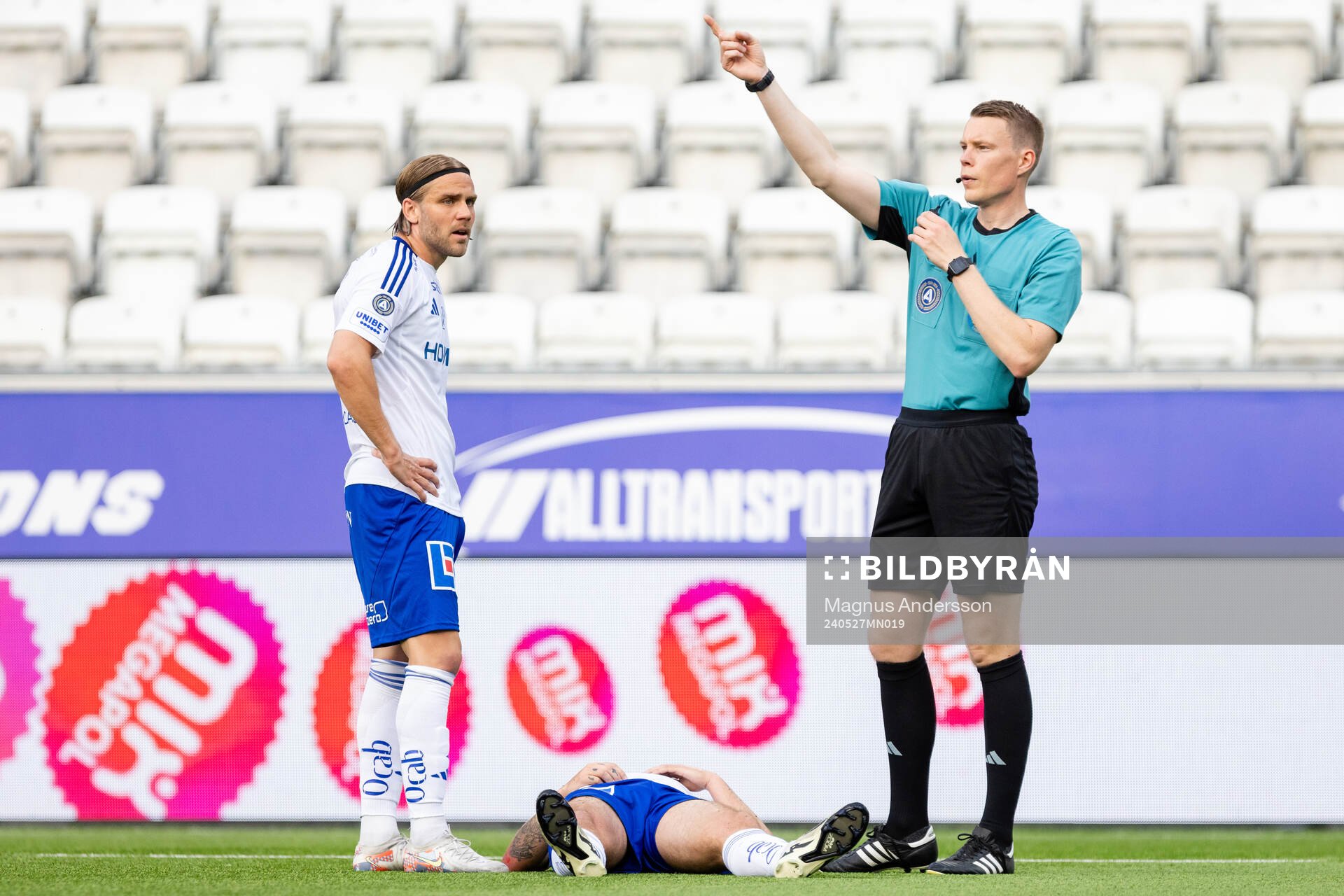 IFK Norrköpings Christoffer Nyman och Domare Oscar Johnson
