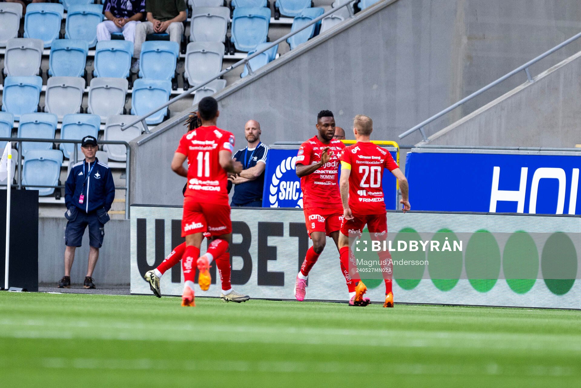 Värnamos Johnbosco Samuel Kalu jublar