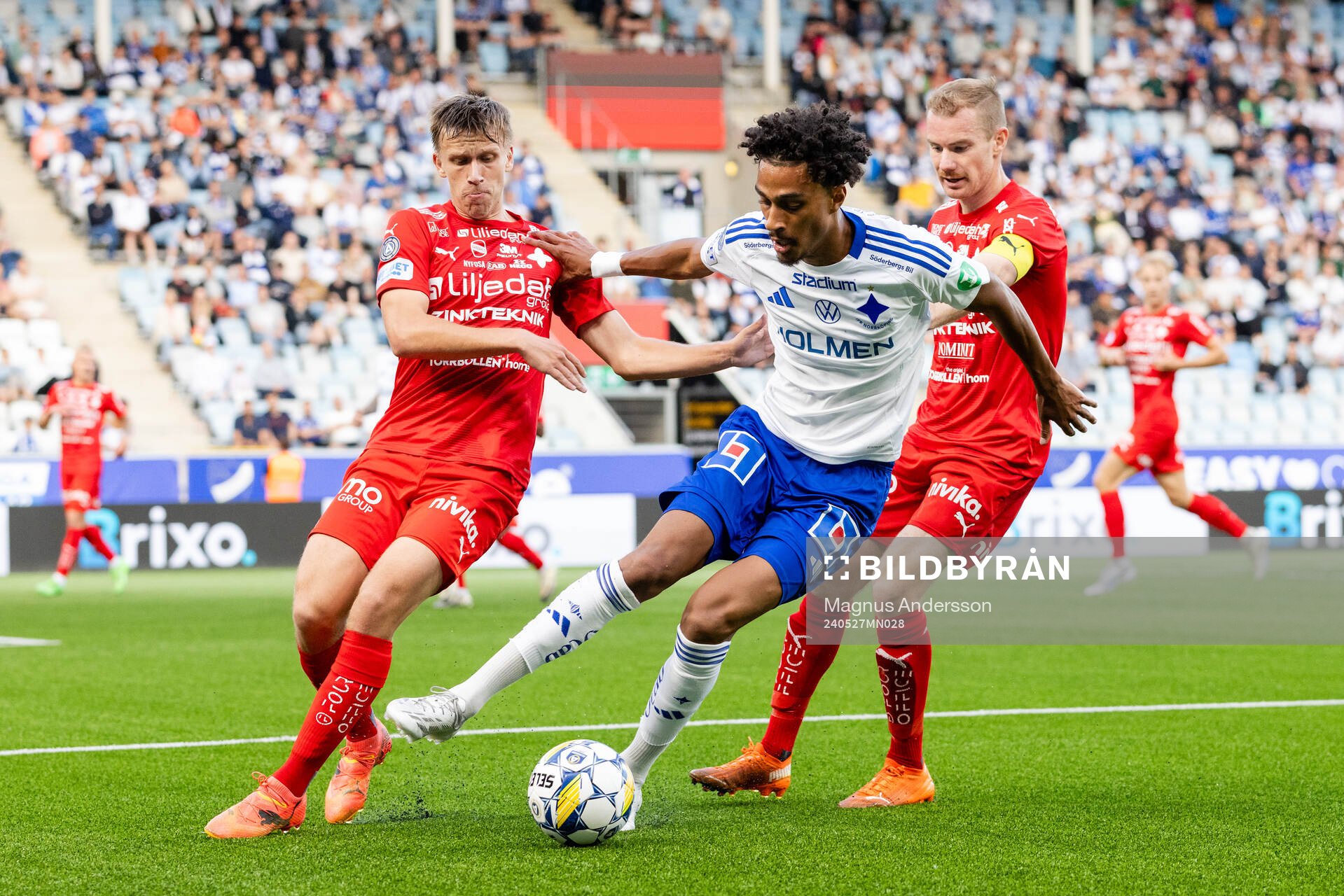 IFK Norrköpings Jesper Ceesay i en kamp mot Värnamos