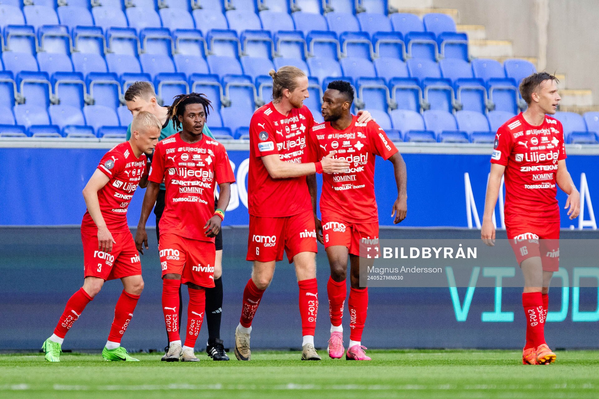 Värnamos spelare jublar efter 0-2 av Johnbosco Samuel Kalu under fotbollsmatchen i Allsvenskan mellan IFK Norrköping och Värnamo den 27 maj 2024 i Norrköping. 