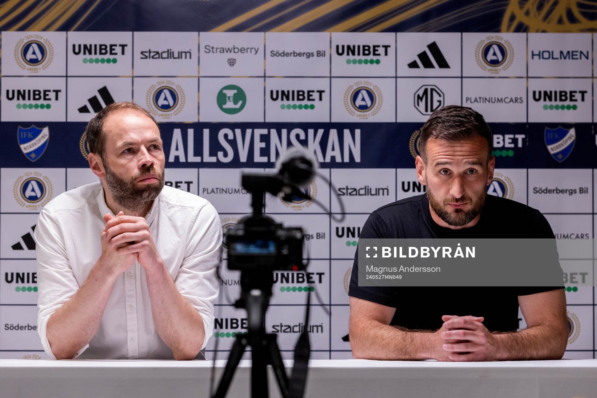 IFK Norrköpings tränare Andreas Alm och Värnamos tränare Anes Mravac under en presskonferens efter fotbollsmatchen i Allsvenskan mellan IFK Norrköping och Värnamo den 27 maj 2024 i Norrköping.