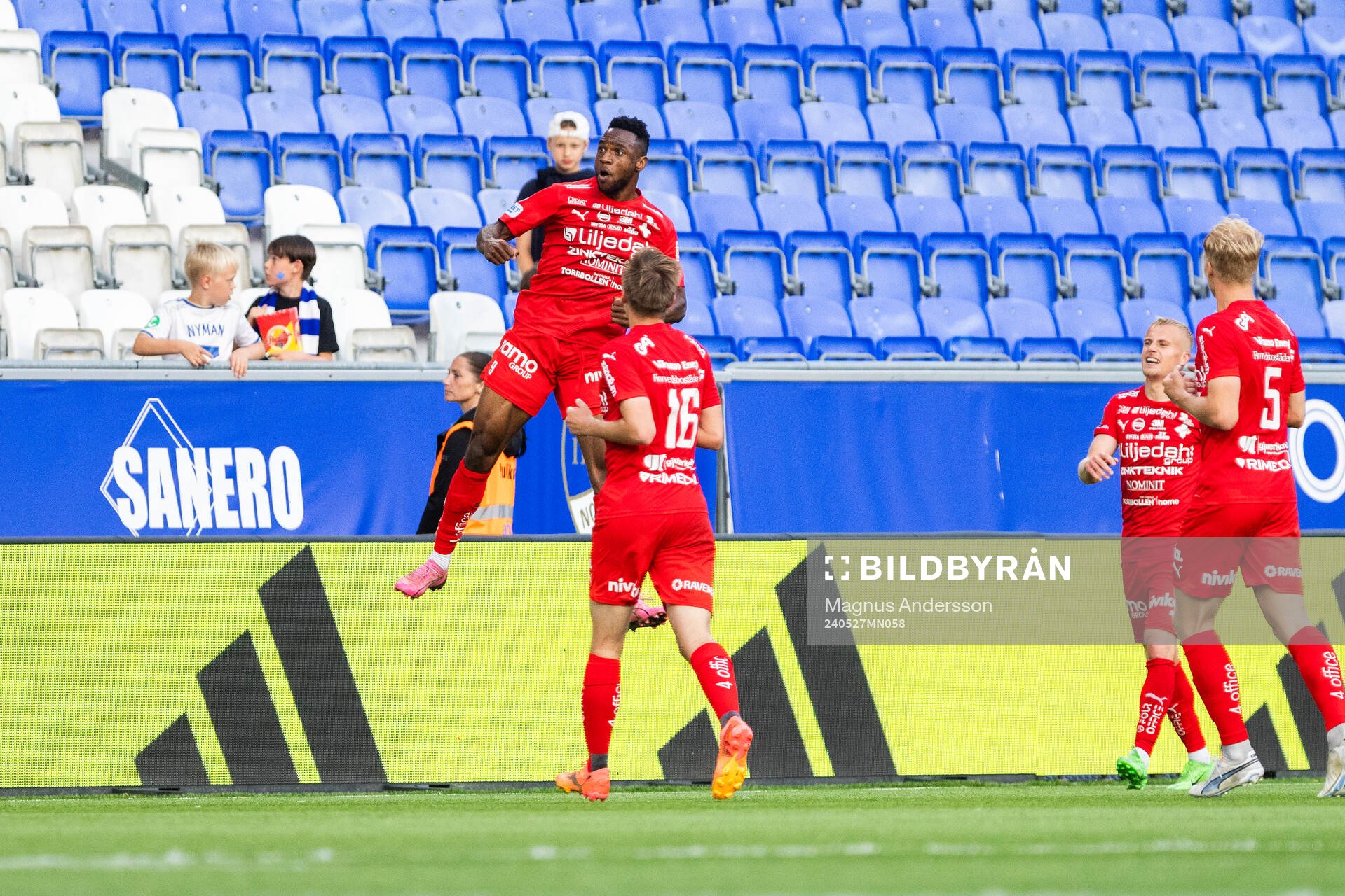 Värnamos Johnbosco Samuel Kalu jublar