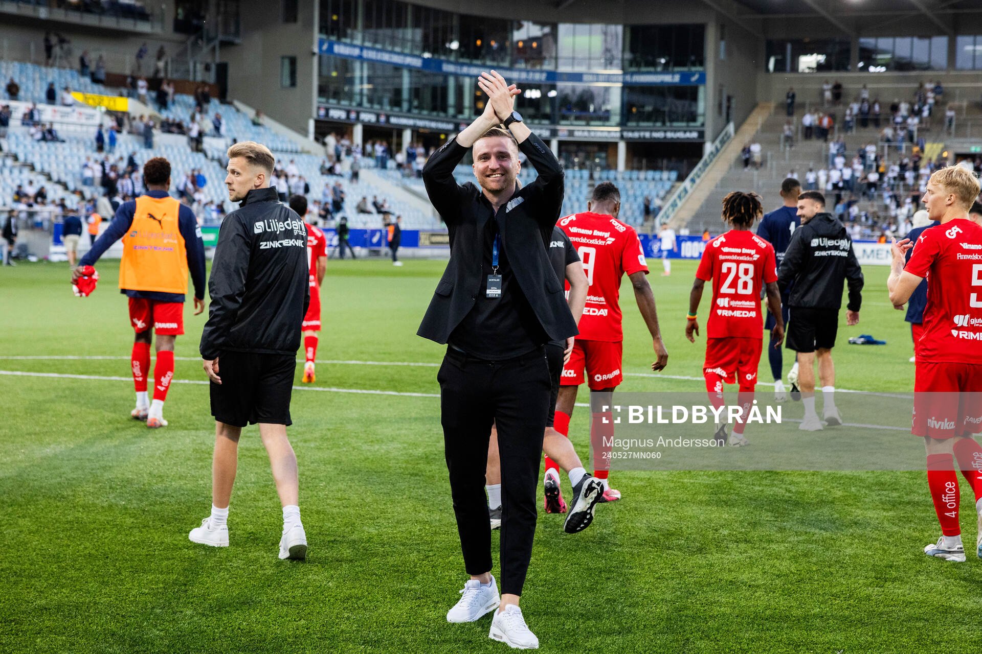Värnamos sportchef Enes Ahmetovic jublar efter fotbollsmatchen i Allsvenskan mellan IFK Norrköping och Värnamo den 27 maj 2024 i Norrköping.