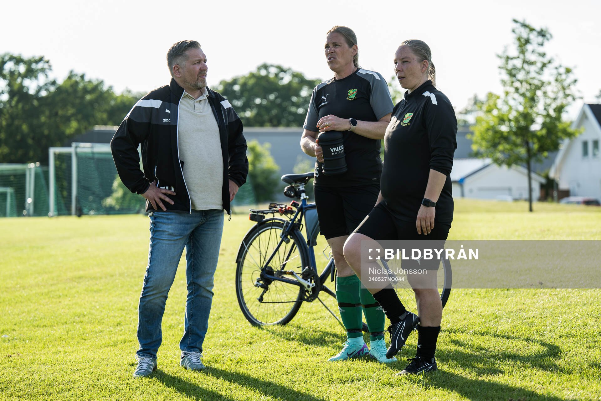 Ödåkras ordförande Thomas Hansen, Anna Augustinsson och Emma Aronsson under en träning med Ödåkra den 27 maj 2024 i Ödåkra. 
