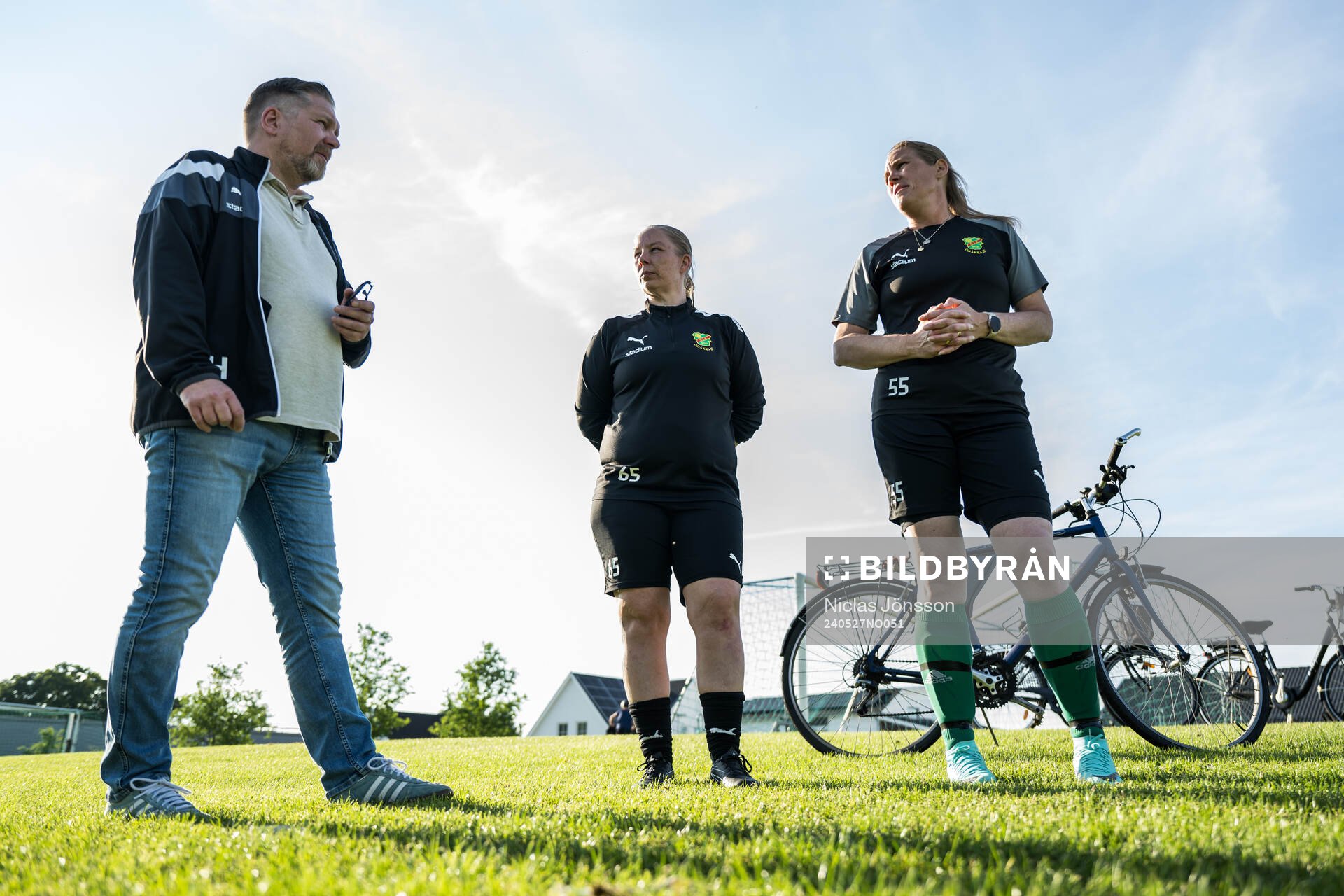 Ödåkras ordförande Thomas Hansen, Emma Aronsson och Anna Augustinsson under en träning med Ödåkra den 27 maj 2024 i Ödåkra. 