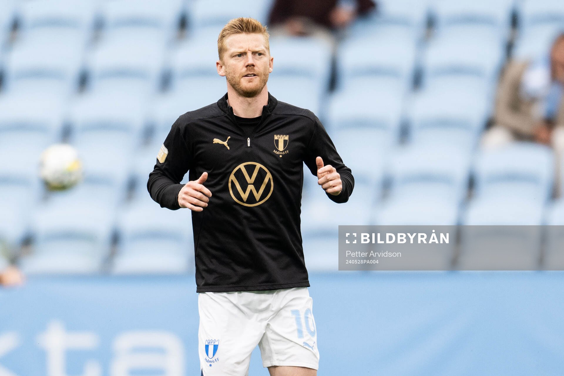 Malmö FFs Anders Christiansen värmer upp