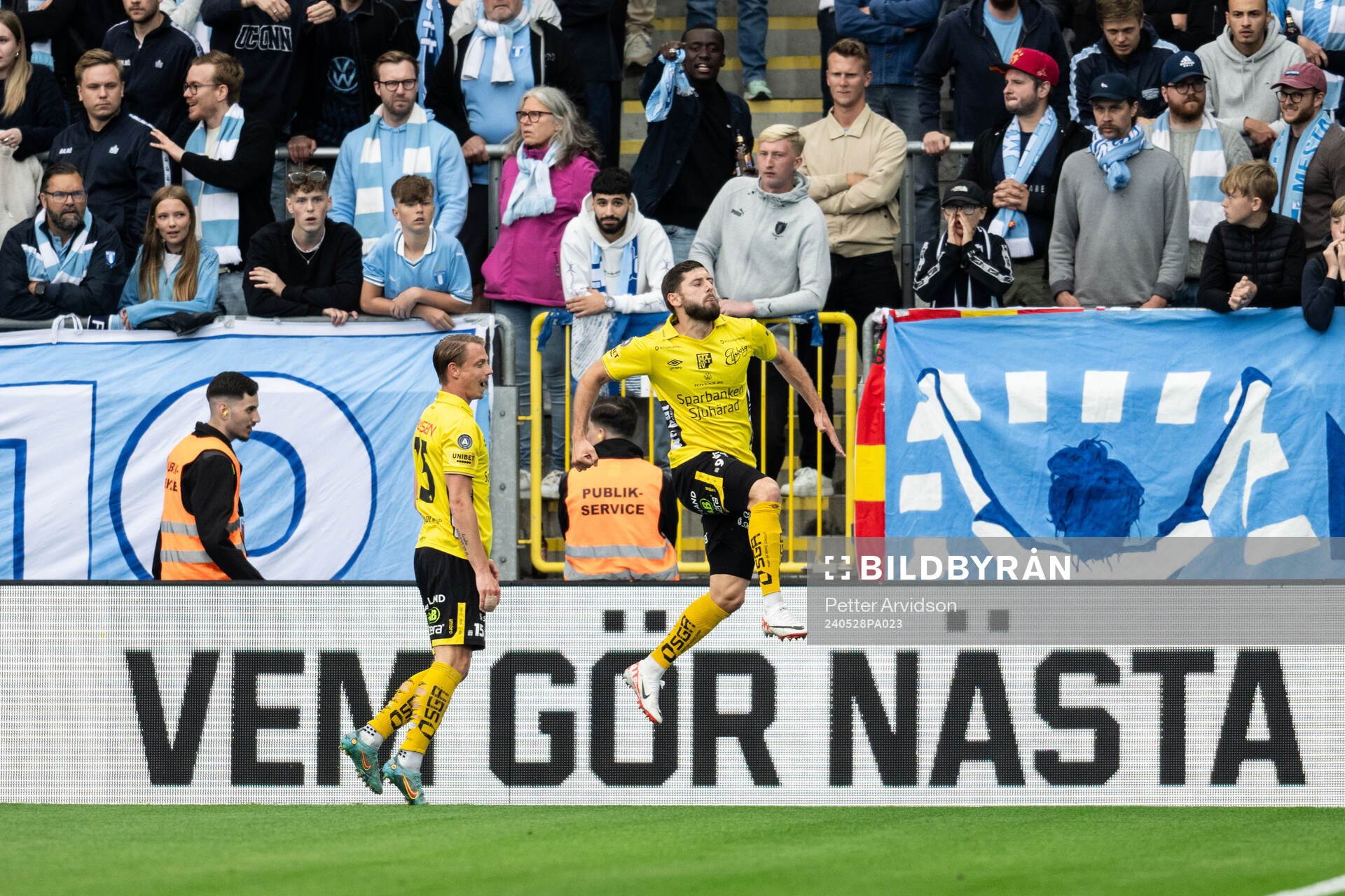 Elfsborgs Arber Zeneli jublar med lagkamrater