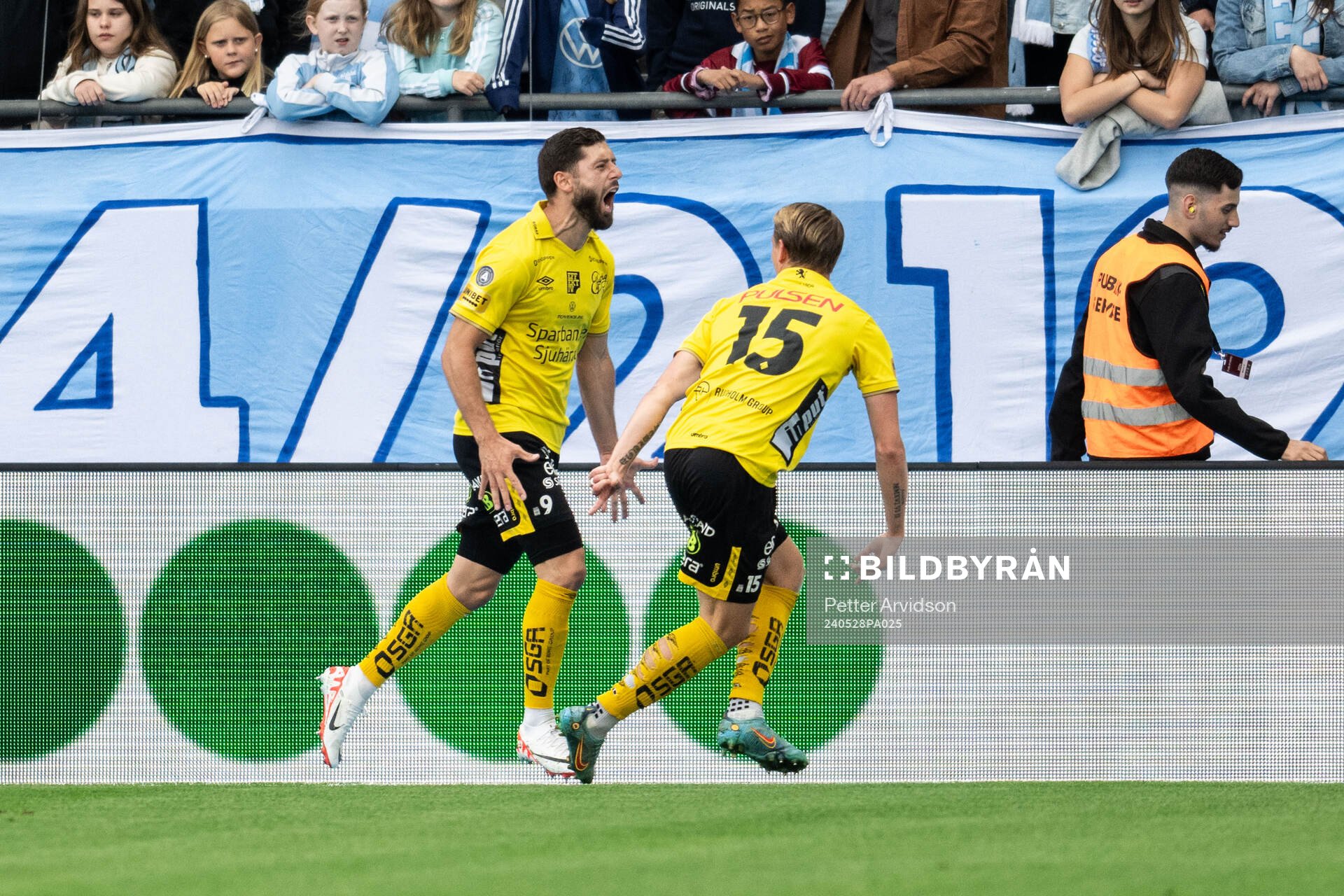 Elfsborgs Arber Zeneli jublar med Simon Hedlund