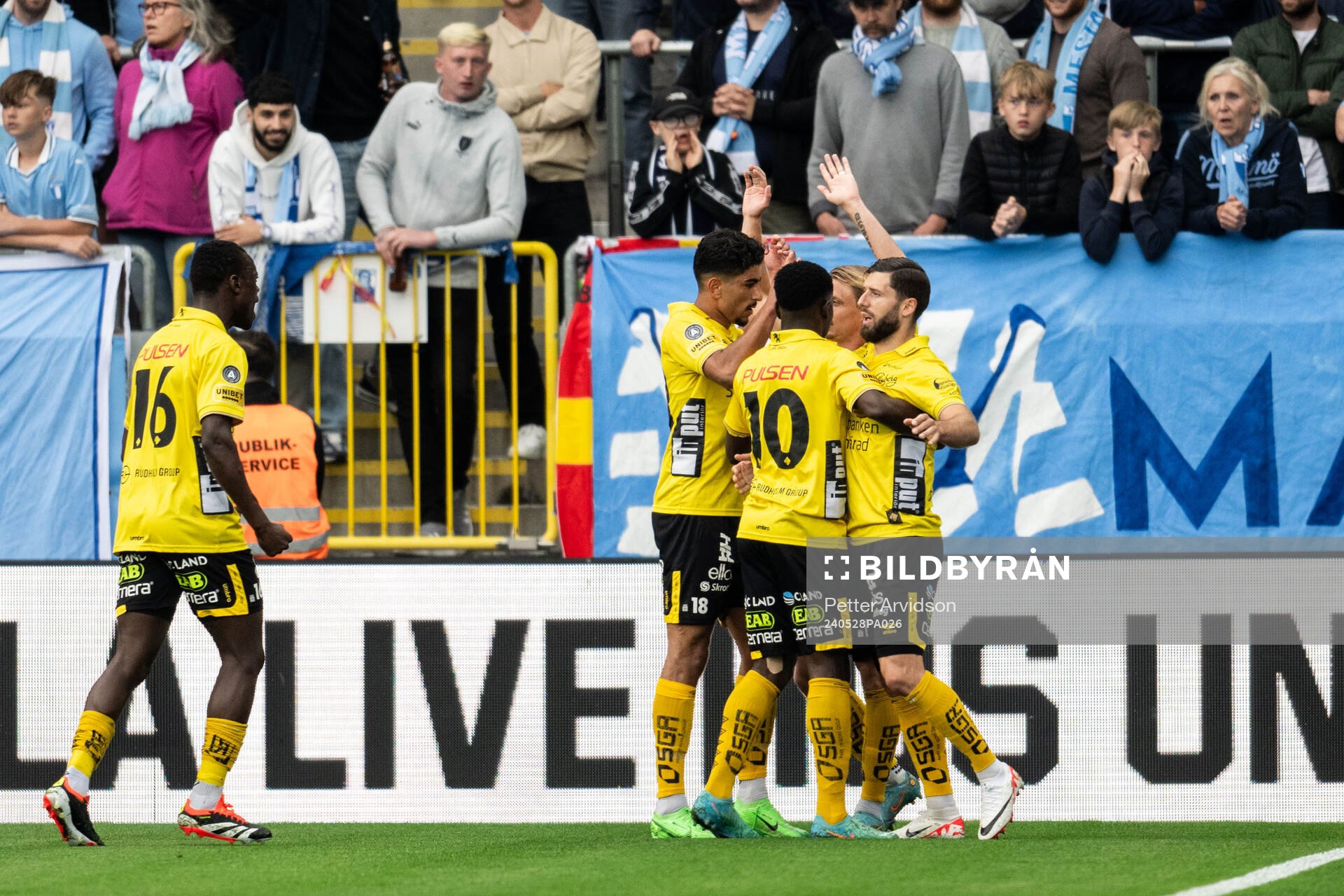 Elfsborgs Arber Zeneli jublar med lagkamrater