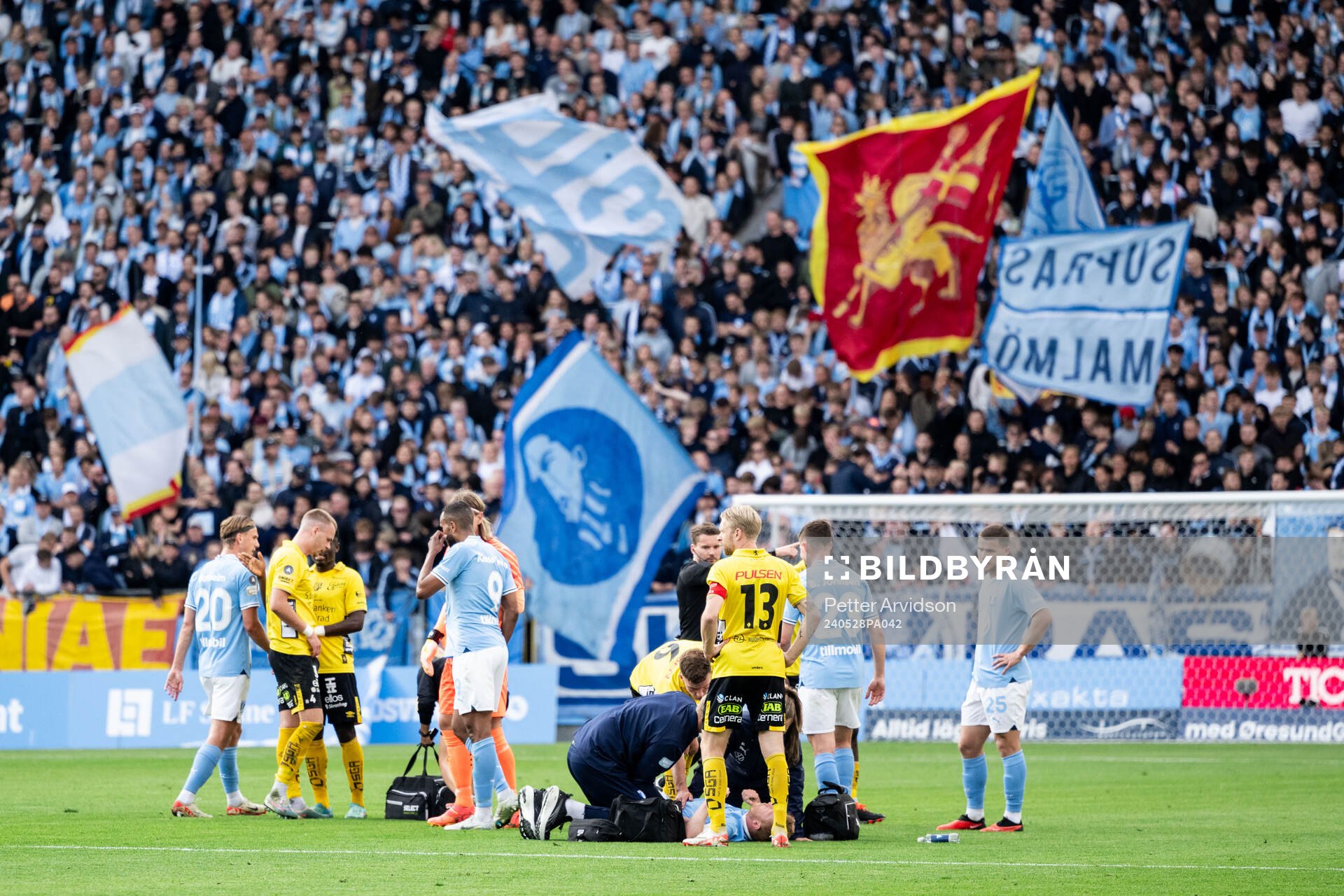 Malmö FFs Anders Christiansen har ont och får vård
