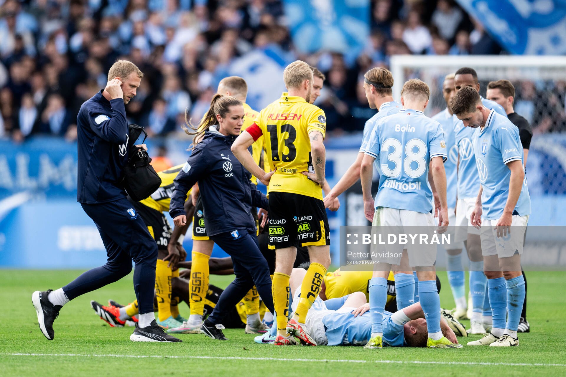 Malmö FFs Anders Christiansen har ont och får vård