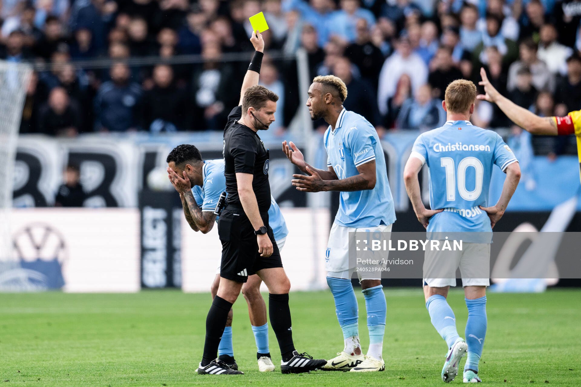 Malmö FFs Sergio Pena och Derek Cornelius i diskussion med