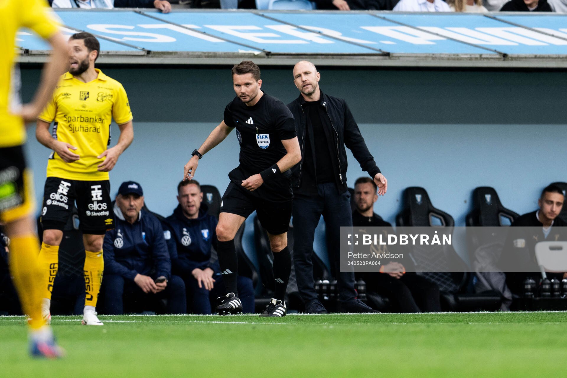 Domare Joakim Östling och tränare Henrik Rydström