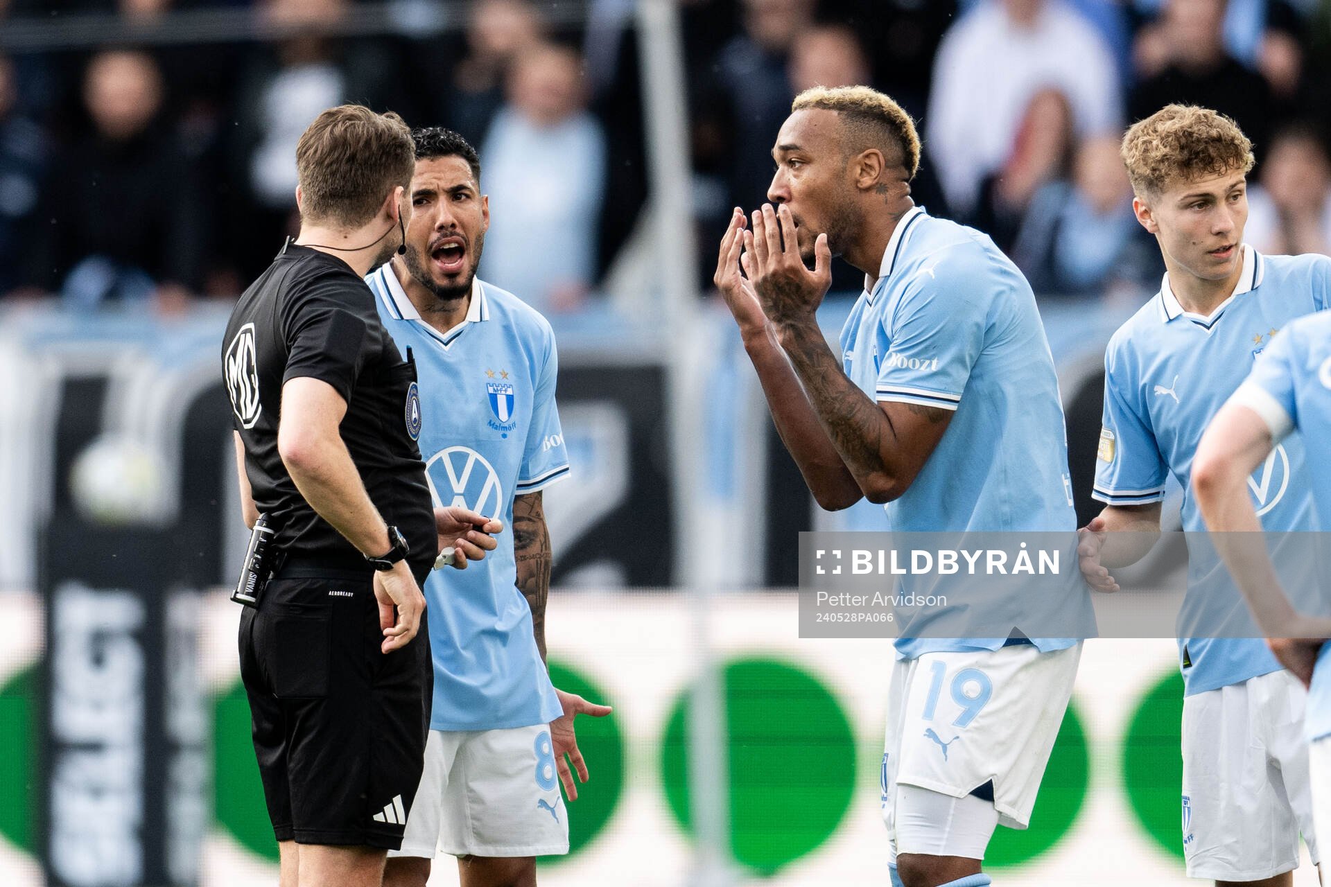 Malmö FFs Sergio Pena och Derek Cornelius reagerar mot