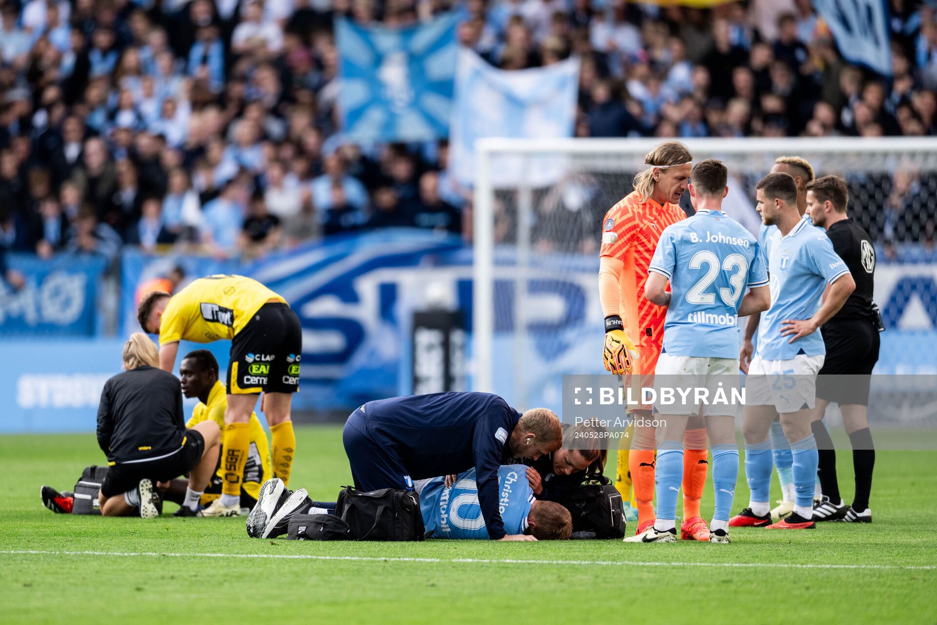 Malmö FFs Anders Christiansen har ont och får vård