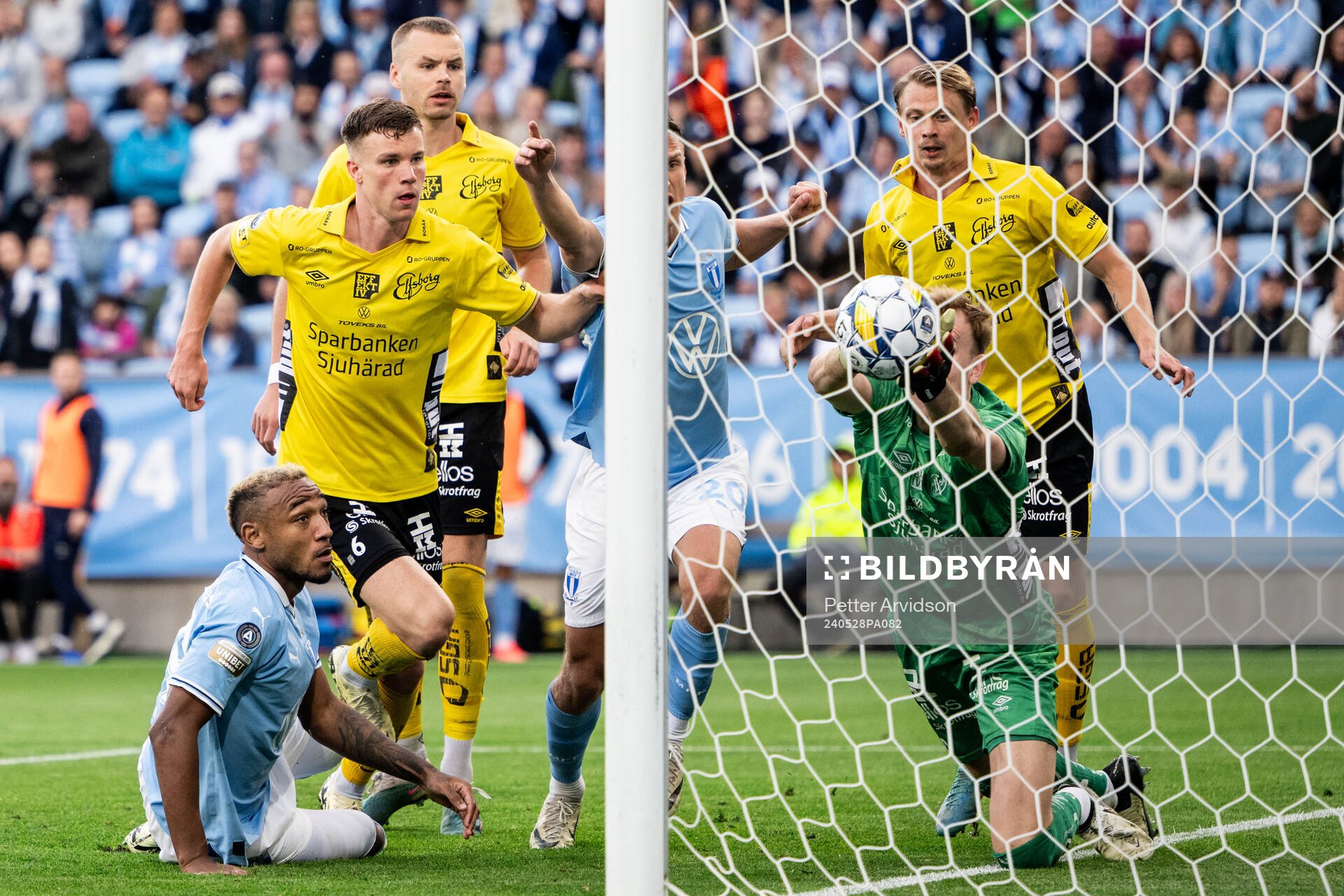 Malmö FFs Derek Cornelius och Elfsborgs målvakt Marcus