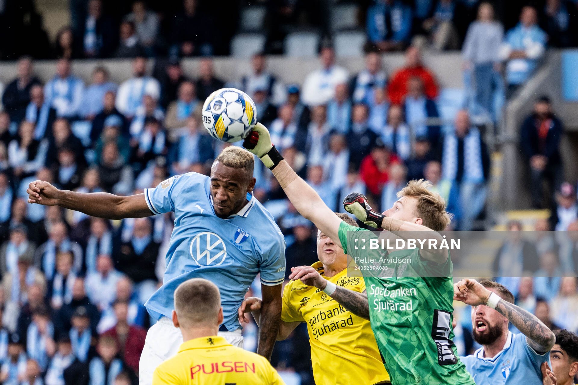Malmö FFs Derek Cornelius och Elfsborgs målvakt Marcus
