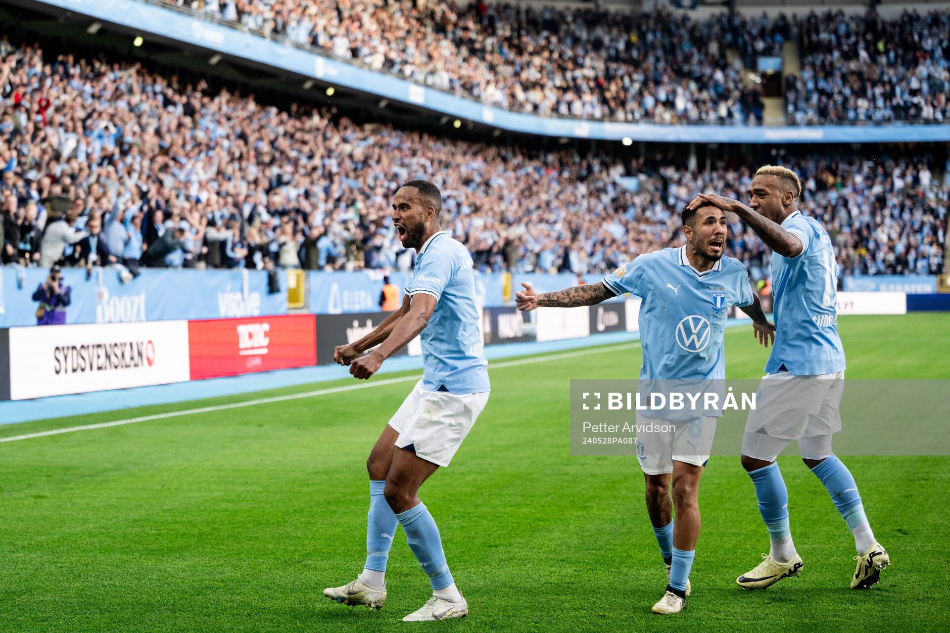 Malmö FFs Isaac Kiese Thelin jublar med Sergio Pena och