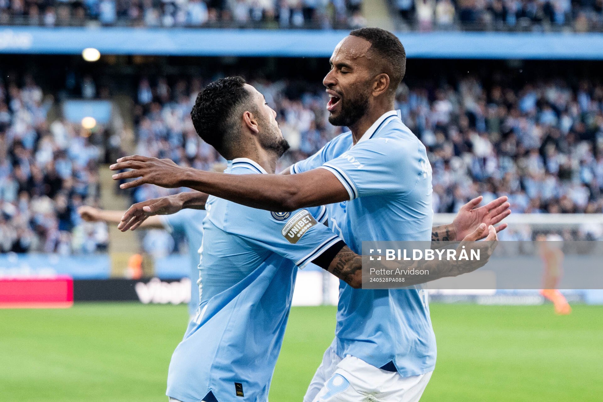 Malmö FFs Isaac Kiese Thelin jublar med Sergio Pena