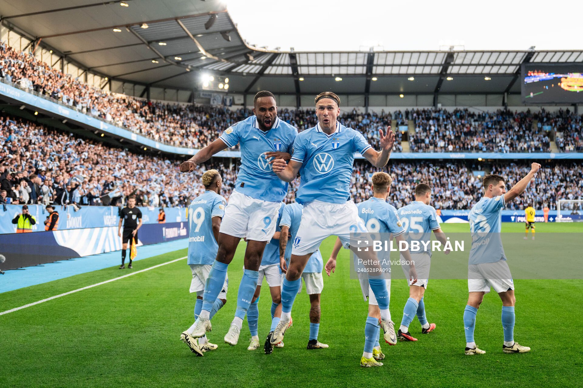 Malmö FFs Isaac Kiese Thelin jublar med Erik Botheim