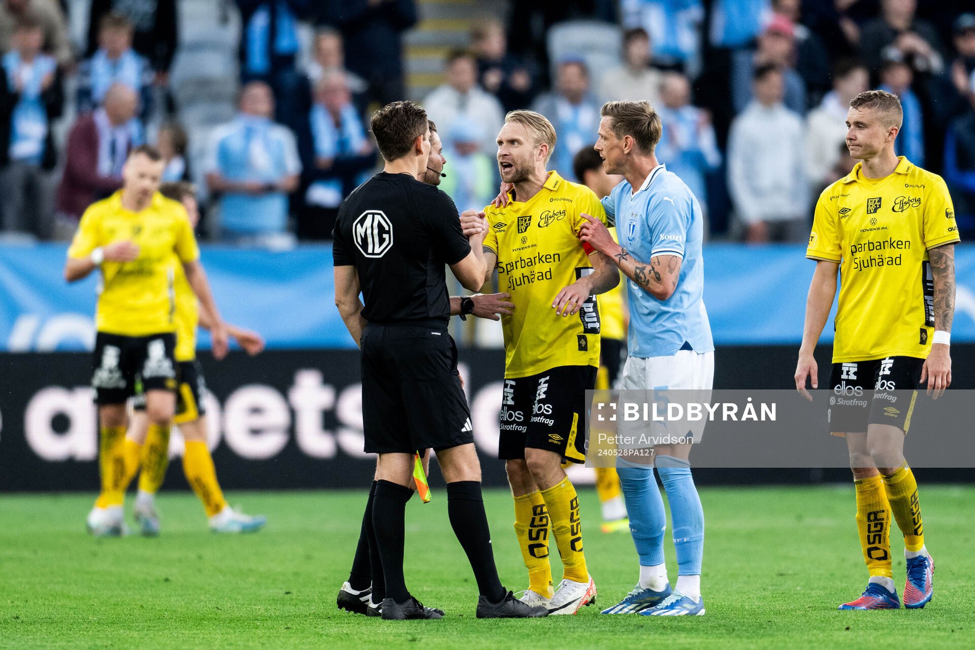 Elfsborgs Johan Larsson reagerar mot Domare Joakim Östling