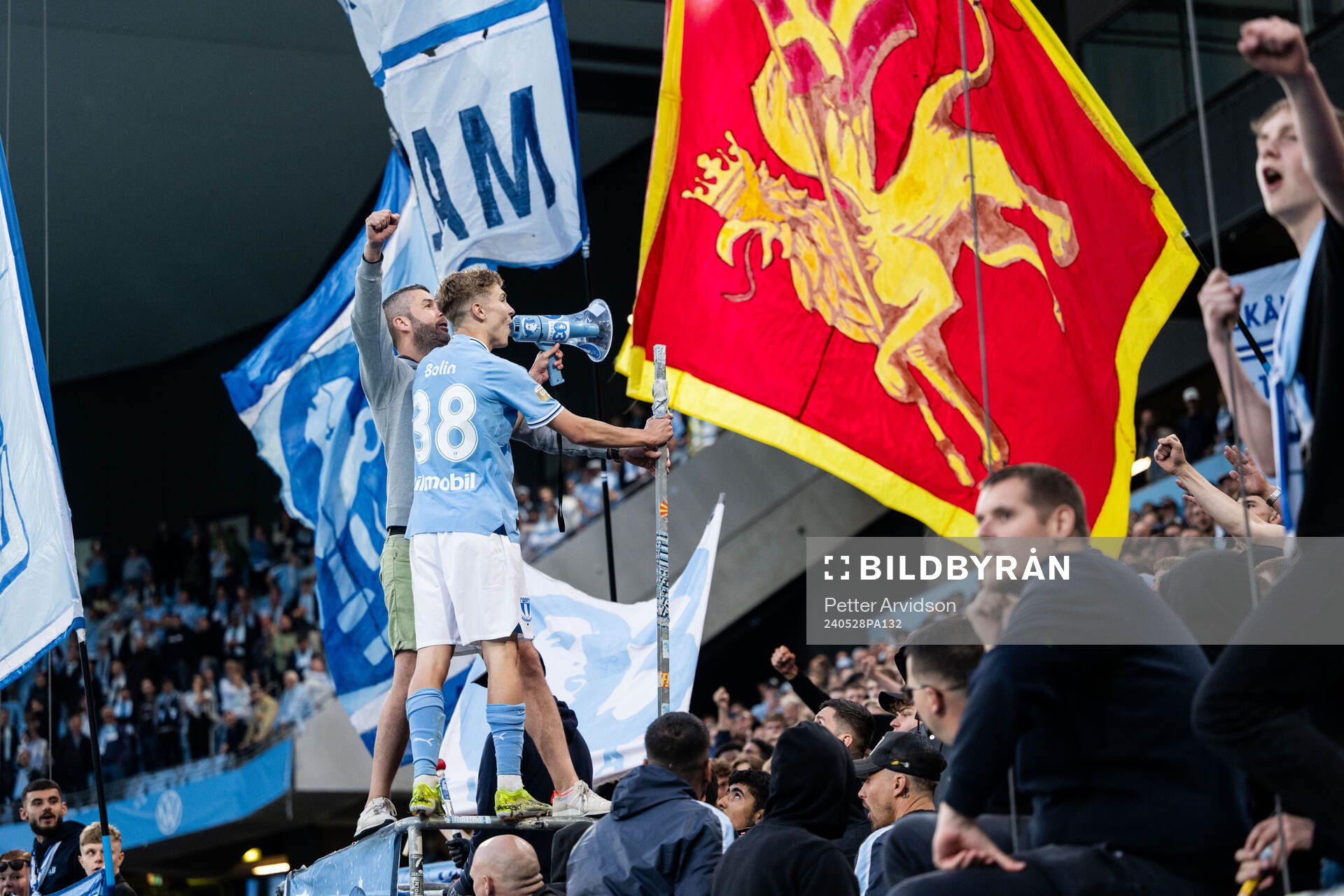 Malmö FFs Hugo Bolin jublar med supportrar