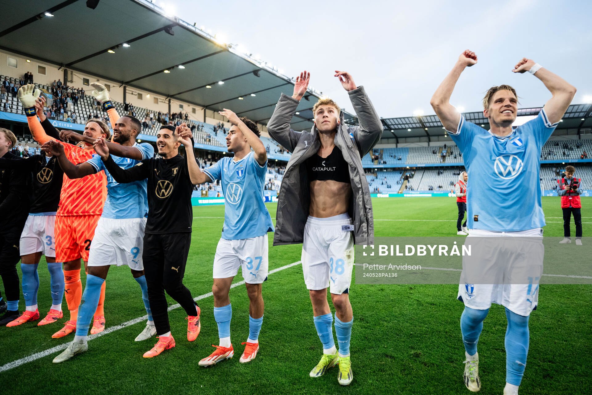 Malmö FFs Adrian Skogmar, Hugo Bolin och Jens Stryger Larsen jublar efter fotbollsmatchen i Allsvenskan mellan Malmö FF och Elfsborg den 28 maj 2024 i Malmö.