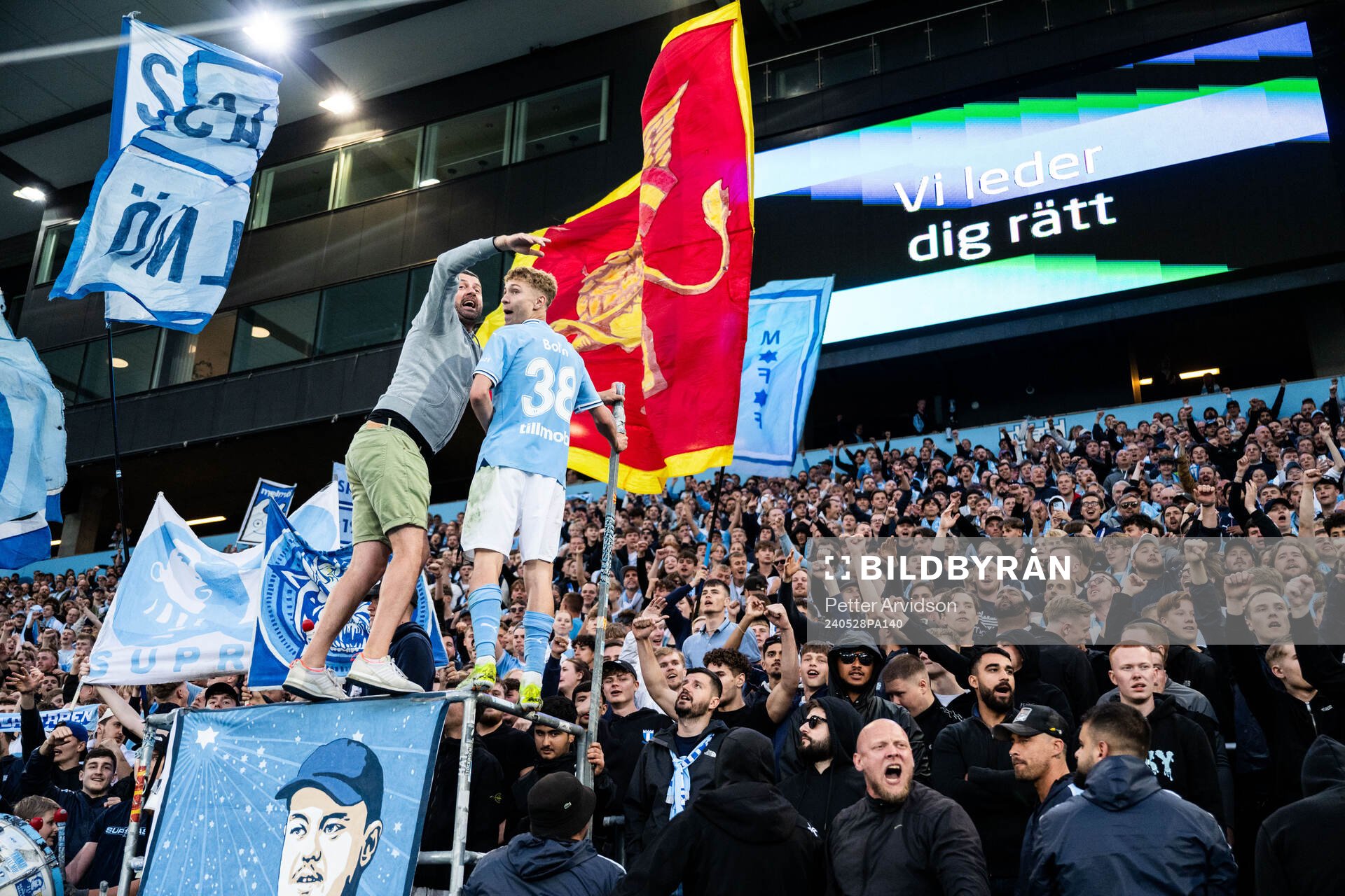 Malmö FFs Hugo Bolin jublar med supportrar