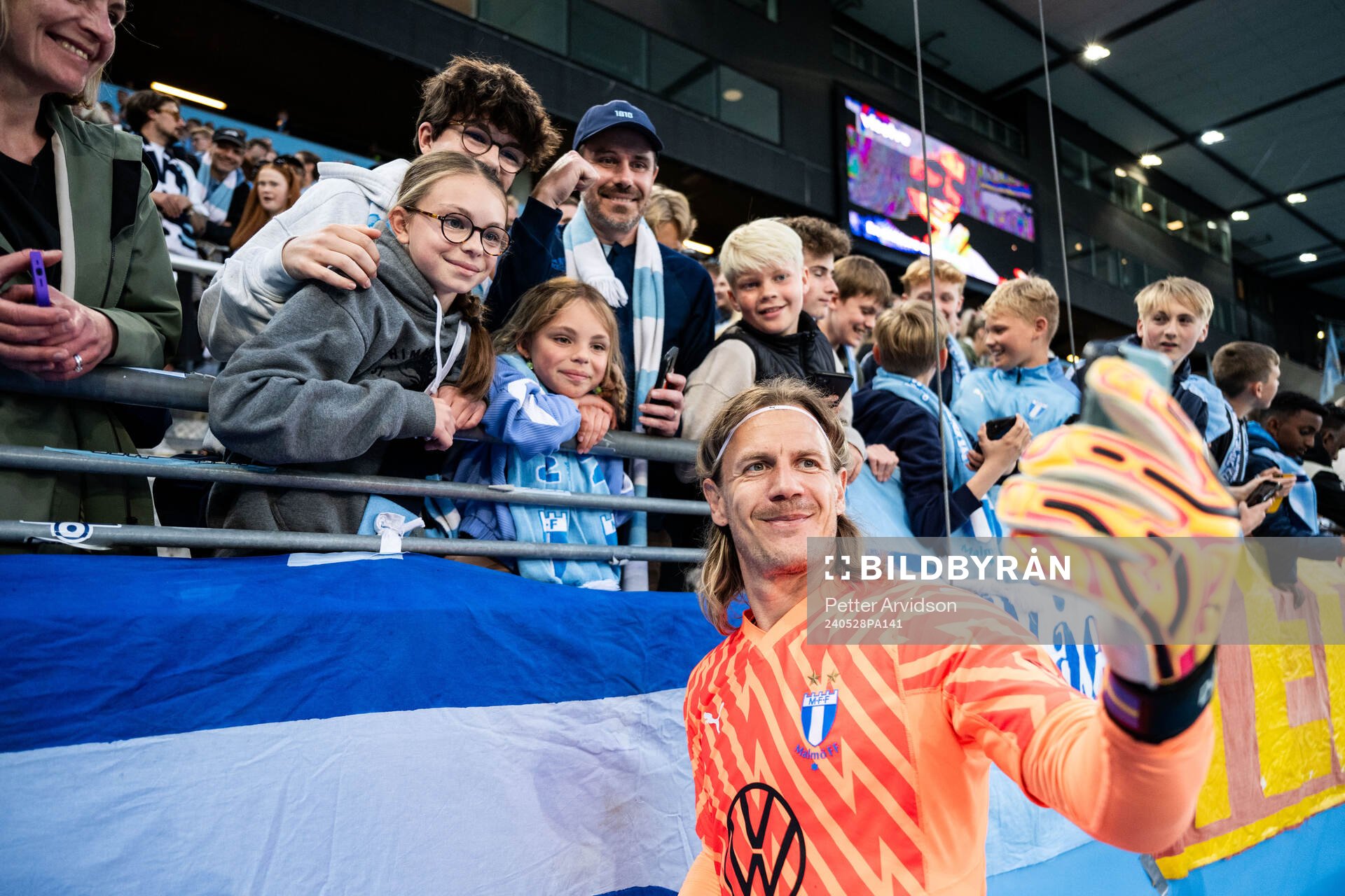Malmö FFs målvakt Johan Dahlin med supportrar