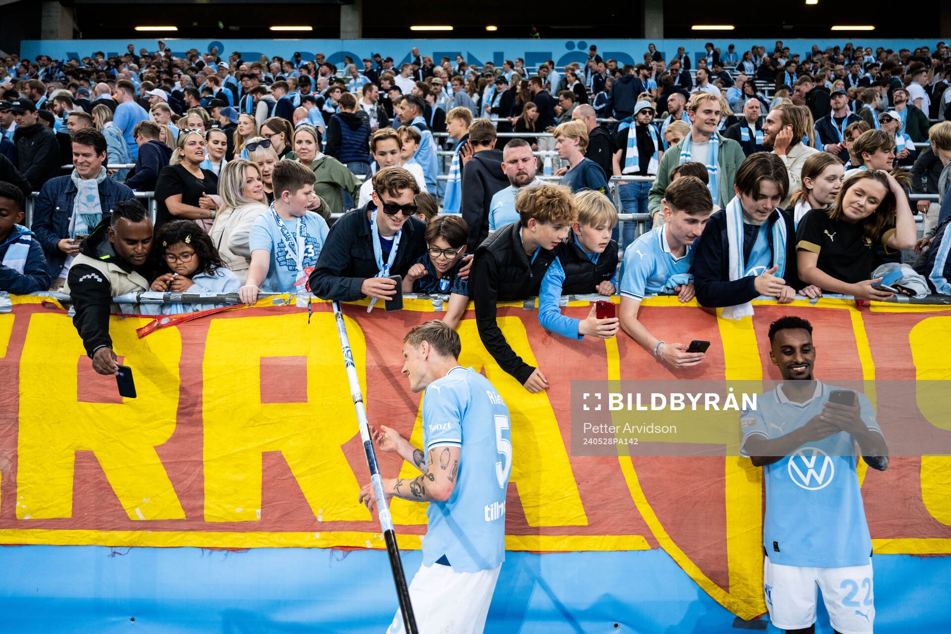 Malmö FFs Søren Rieks och Taha Ali med supportrar