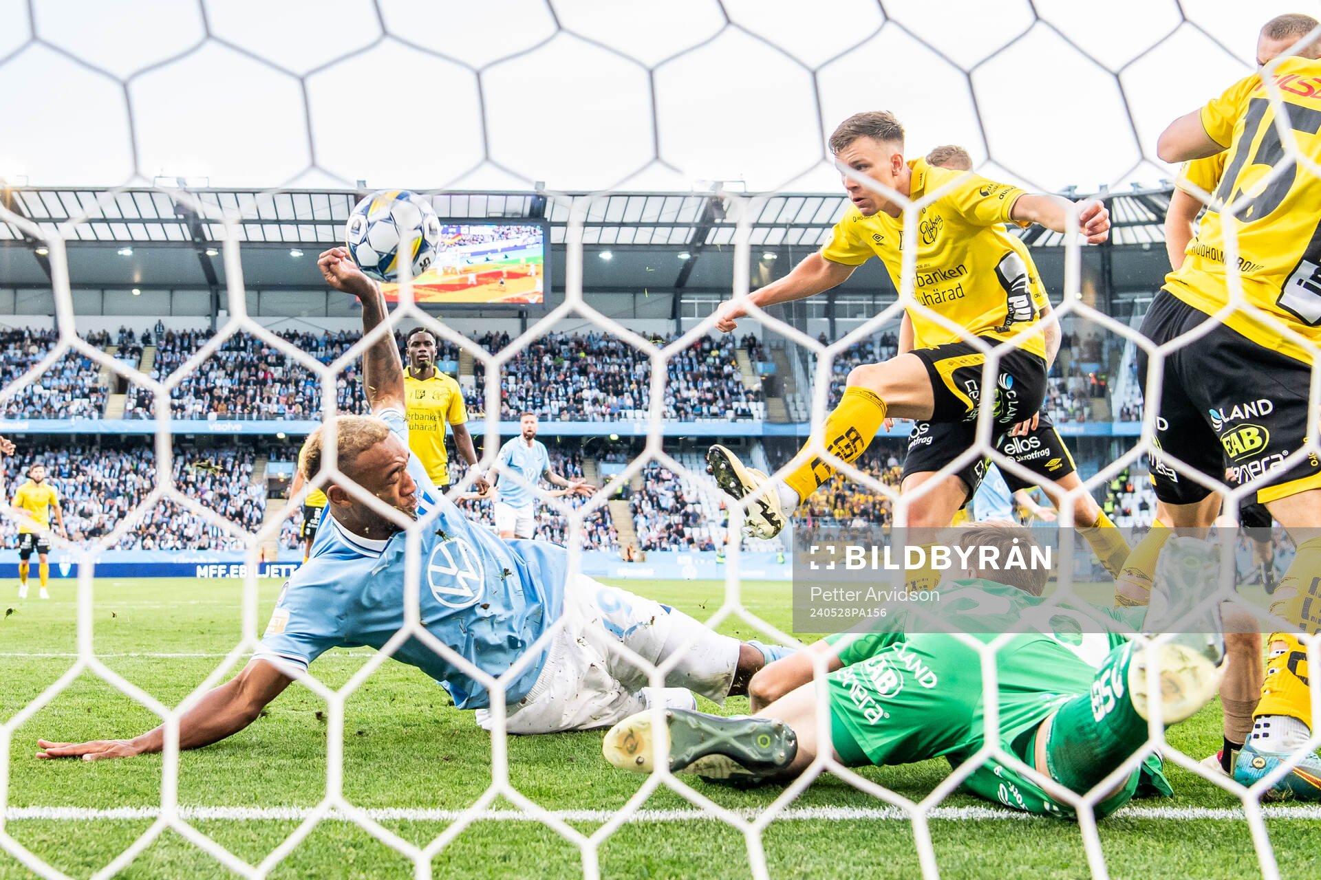 Malmö FFs Derek Cornelius med en målchans mot Elfsborgs