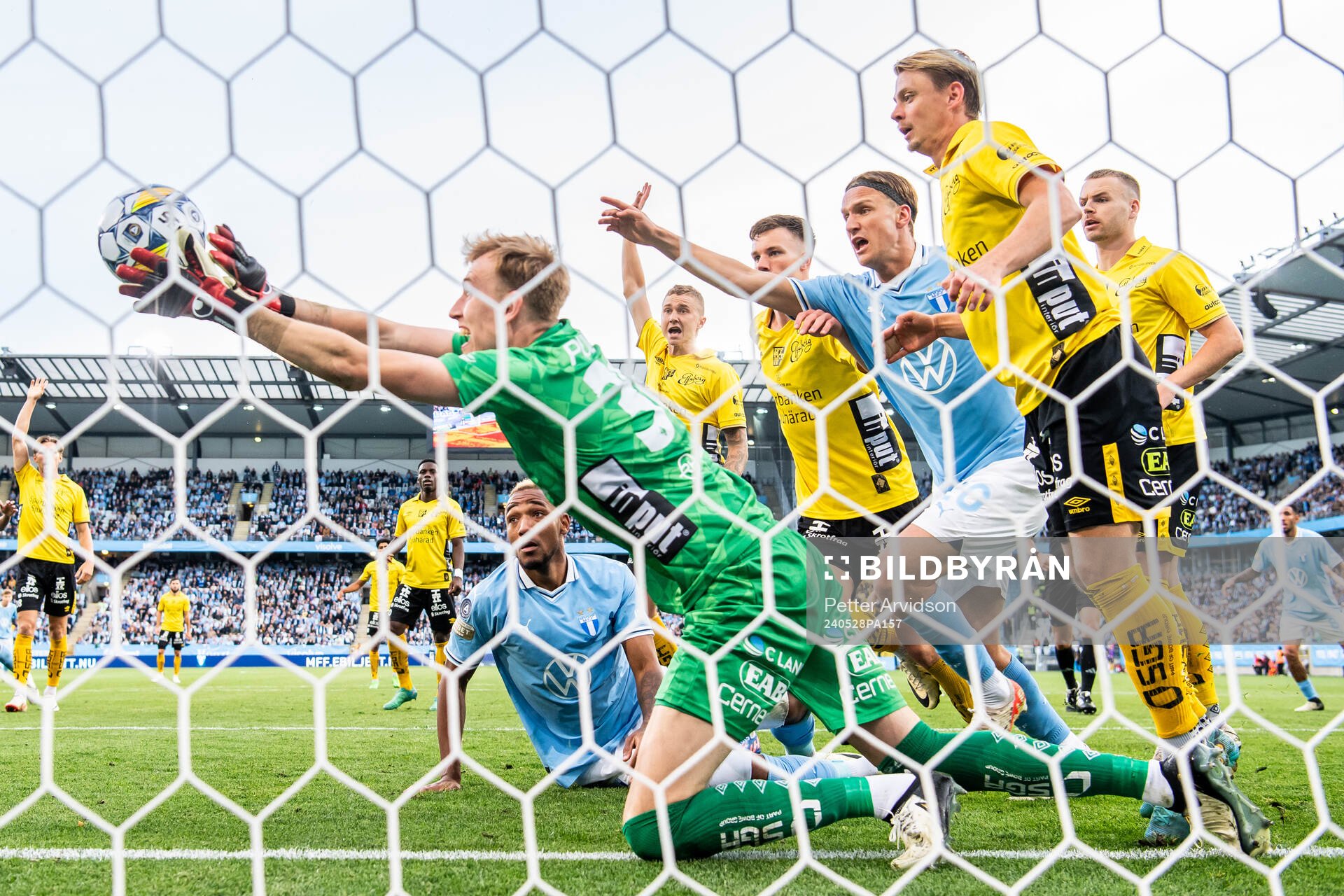 Malmö FFs Derek Cornelius och Erik Botheim med en