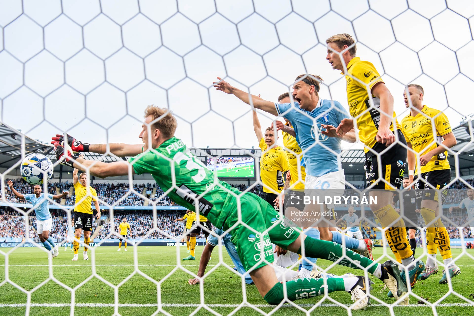 Malmö FFs Erik Botheim med en målchans mot Elfsborgs
