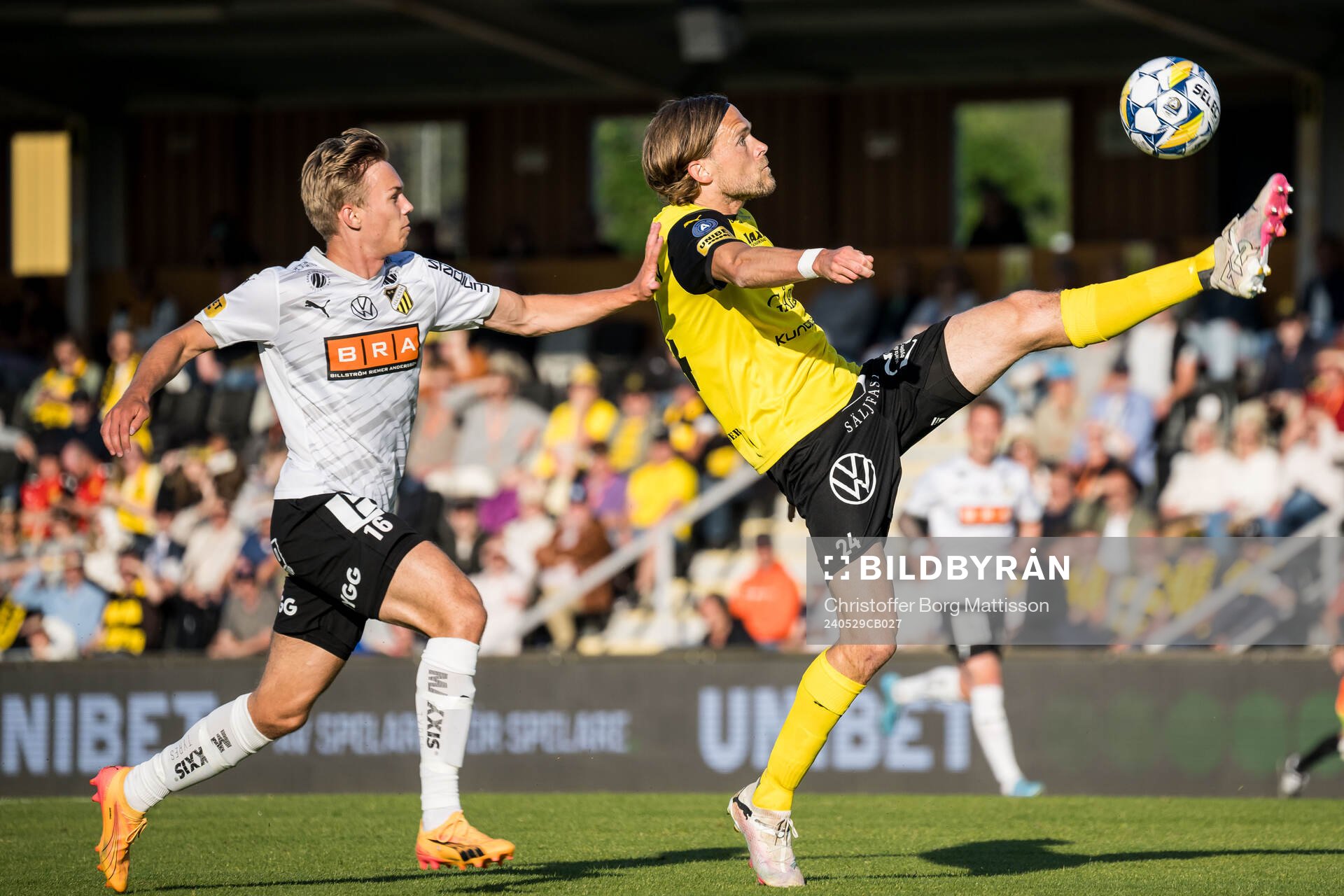 Häckens Pontus Dahbo och Mjällbys Tom Pettersson