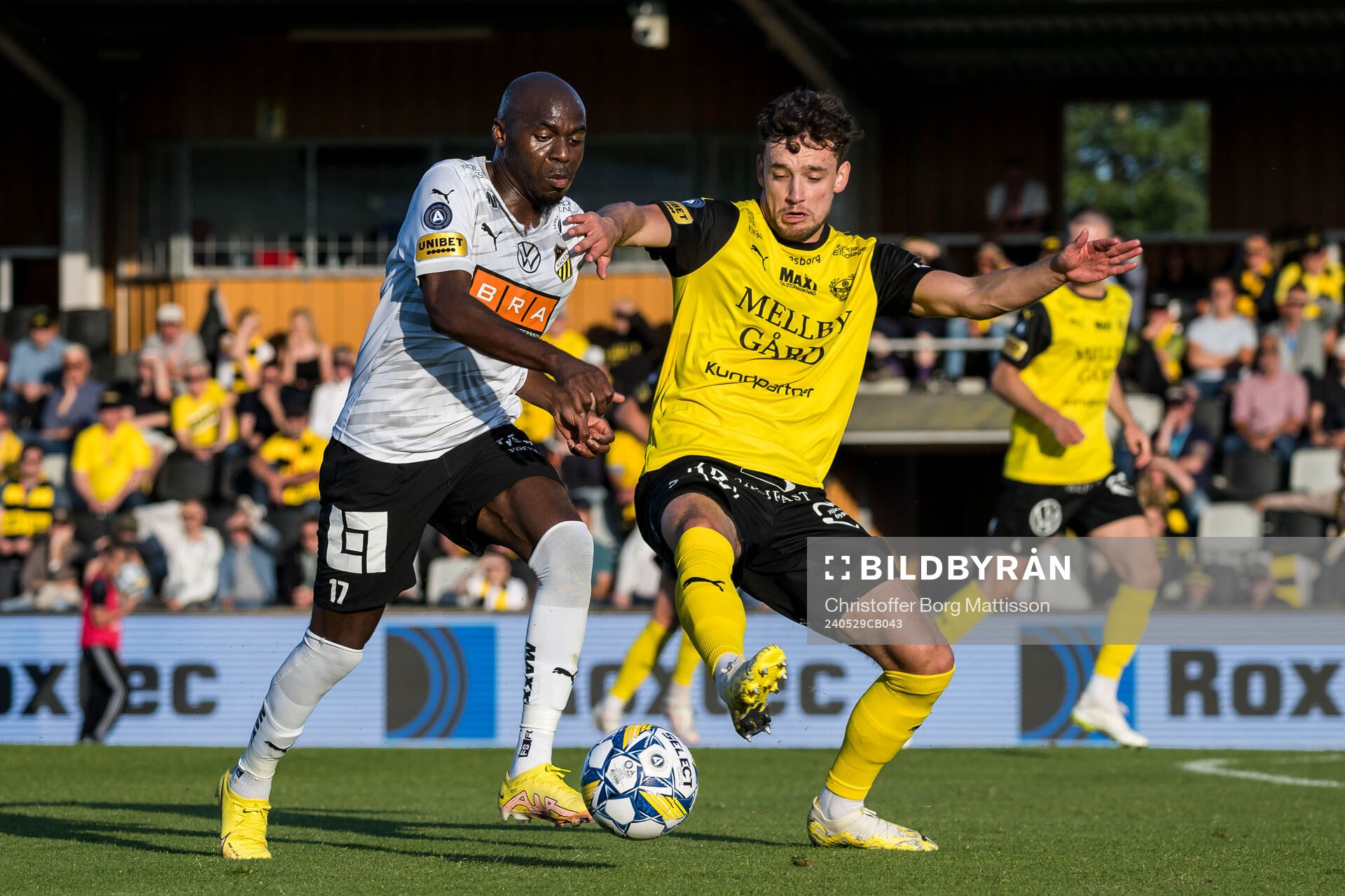 Häckens Edward Chilufya och Mjällbys Colin Rösler