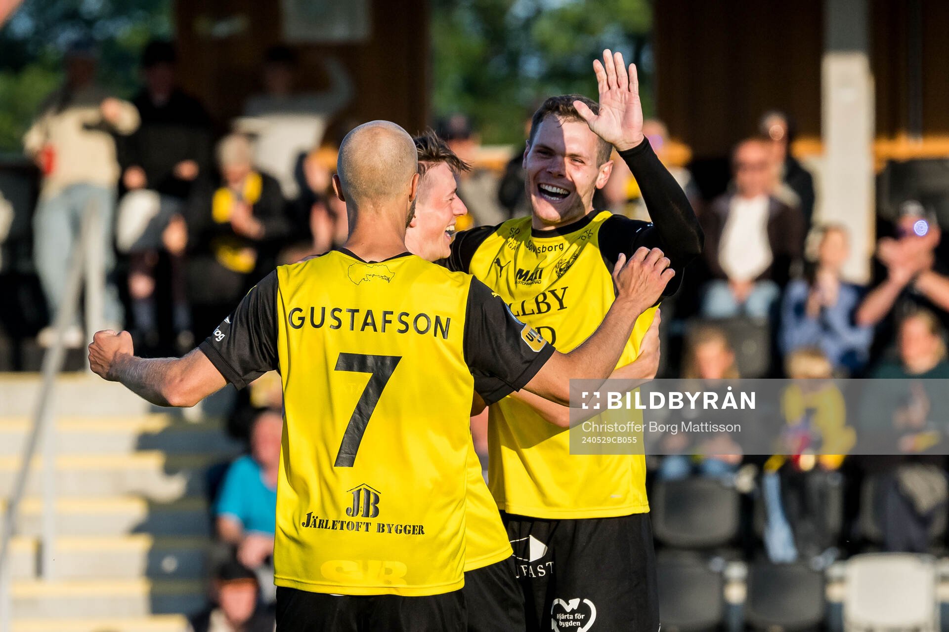 Mjällbys Viktor Gustafson, Elliot Stroud och Jacob Bergström jublar efter 2-0 under fotbollsmatchen i Allsvenskan mellan Mjällby och Häcken den 29 maj 2024 i Hällevik.