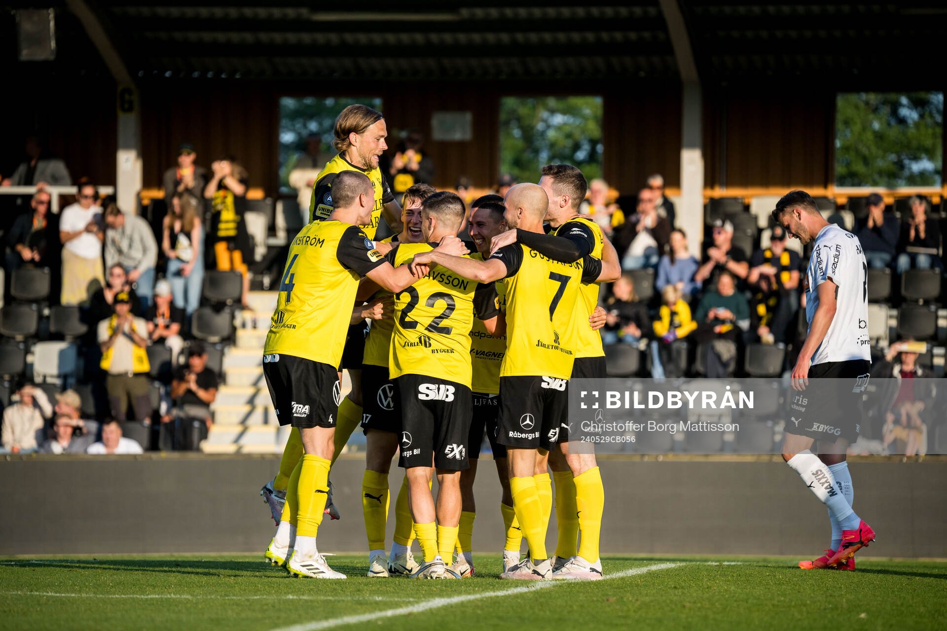 Mjällbys Elliot Stroud jublar med lagkamrater medan