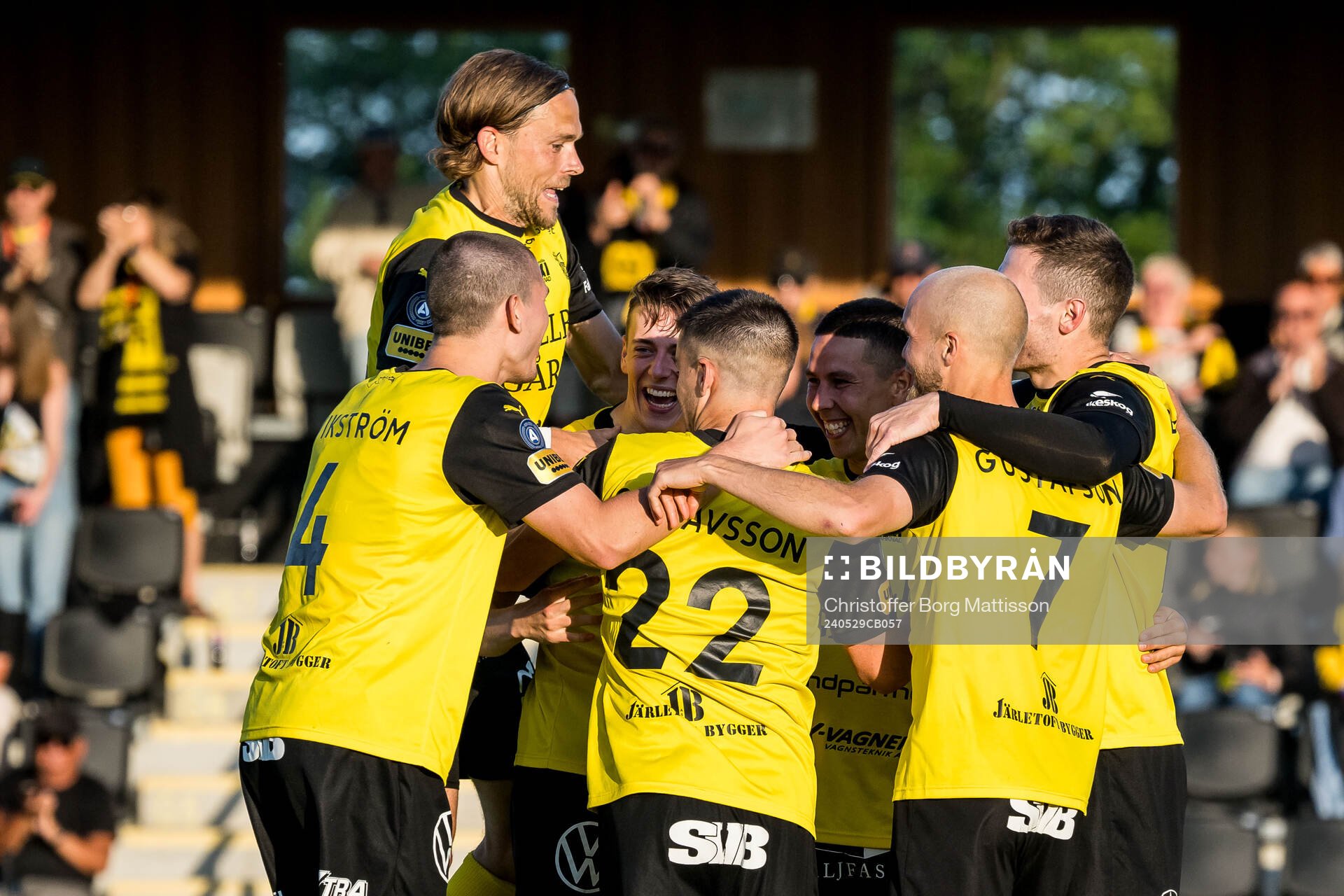 Mjällbys Elliot Stroud jublar med lagkamrater