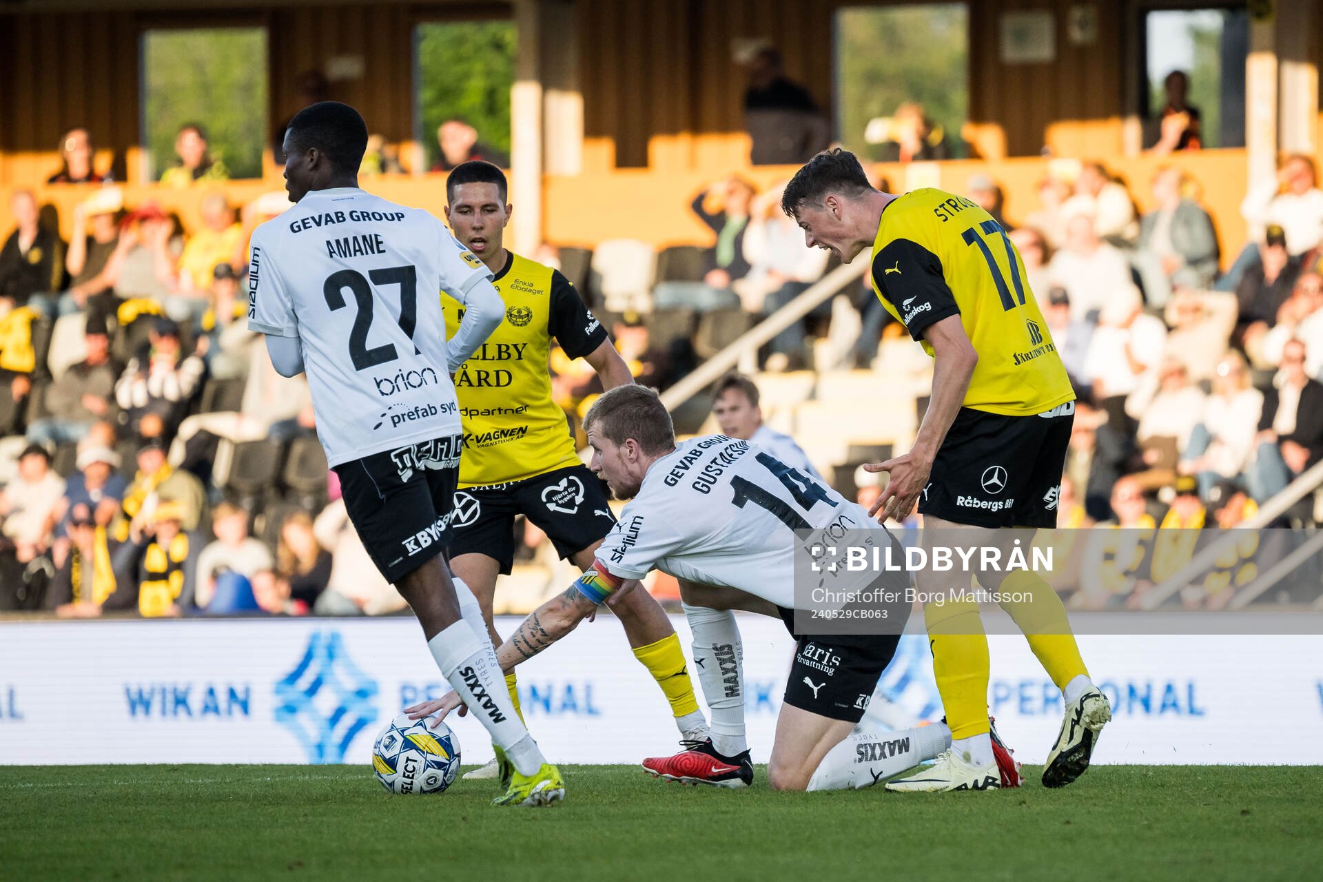 Mjällbys Elliot Stroud reagerar mot Häckens Simon
