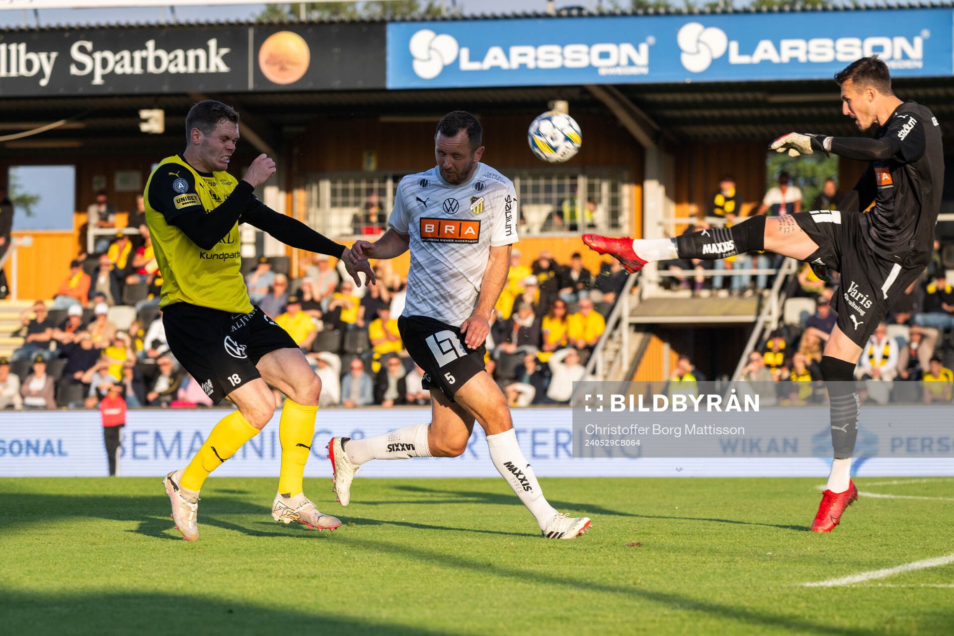 Mjällbys Jacob Bergström mot Häckens Even Hovland och