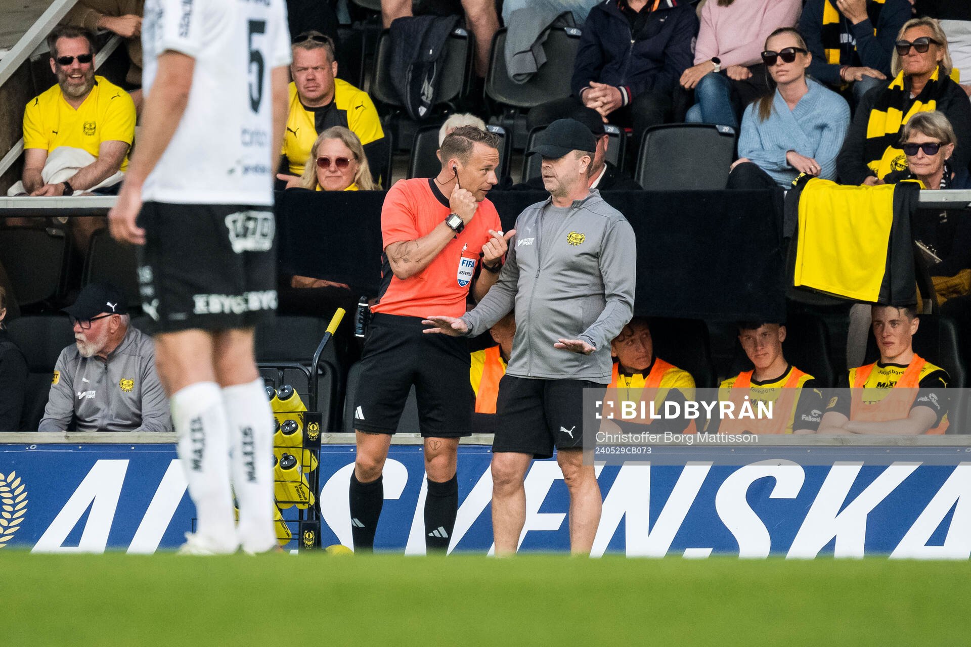 Domare Kristoffer Karlsson i diskussion med Mjällbys tränare Anders Torstensson under fotbollsmatchen i Allsvenskan mellan Mjällby och Häcken den 29 maj 2024 i Hällevik.