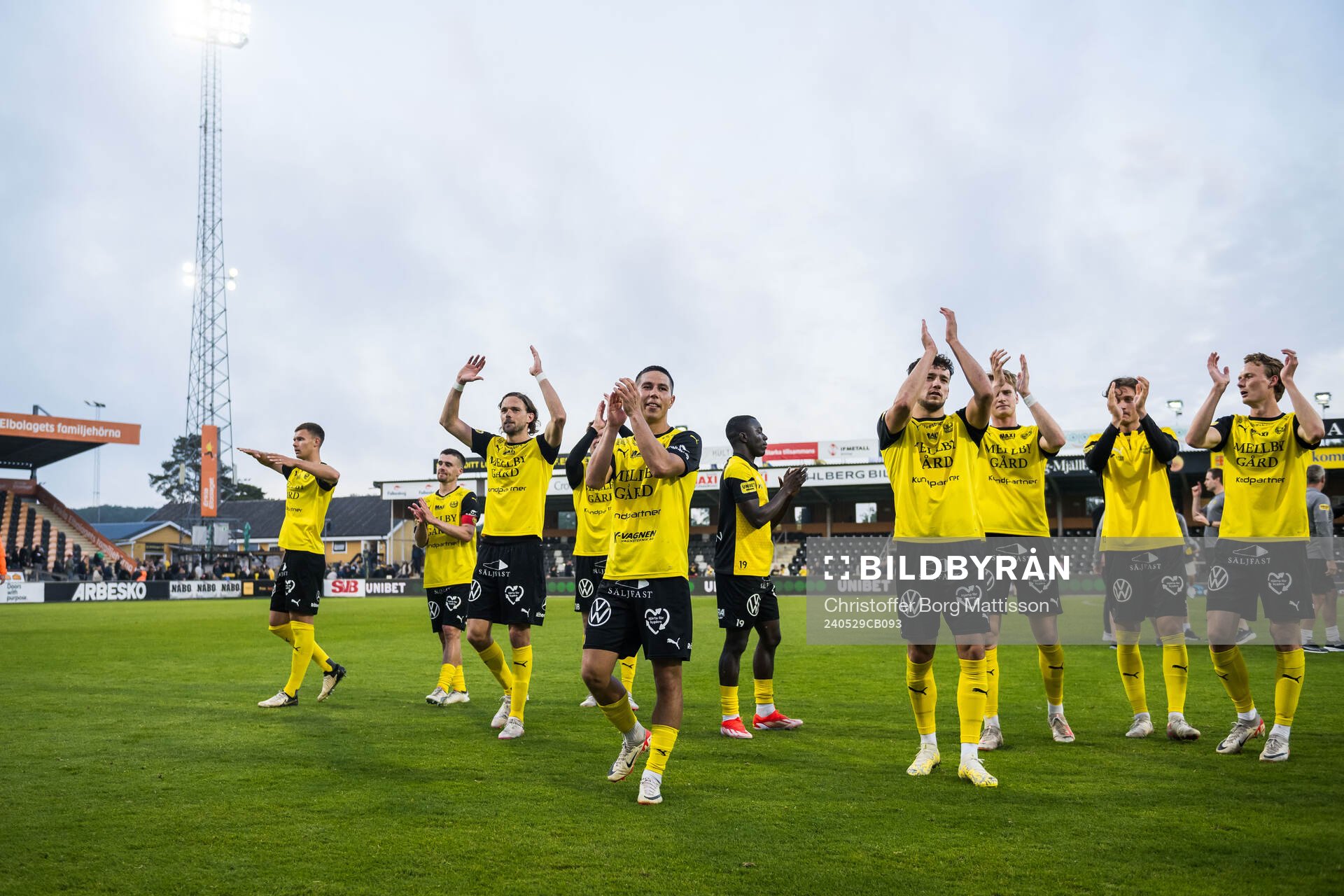 Mjällbys Nicklas Røjkjær jublar med lagkamrater