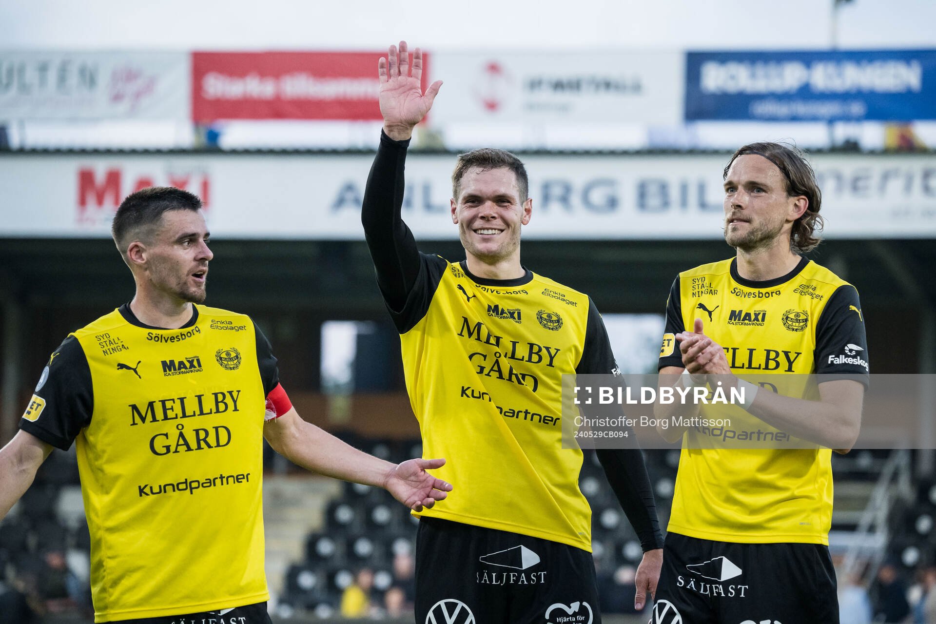 Mjällbys Jesper Gustavsson, Jacob Bergström och Tom Pettersson jublar efter fotbollsmatchen i Allsvenskan mellan Mjällby och Häcken den 29 maj 2024 i Hällevik.