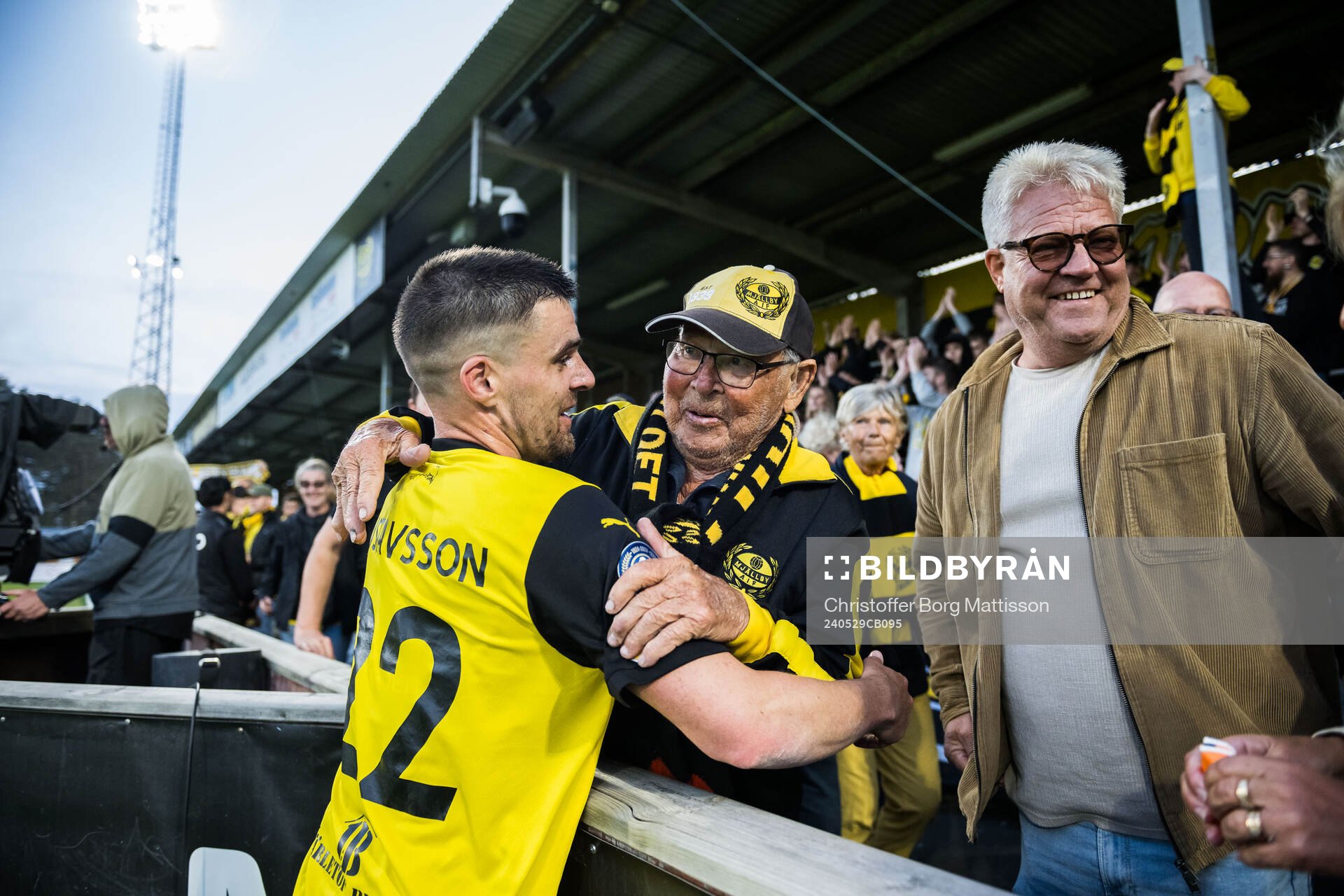 Mjällbys Jesper Gustavsson jublar med supportrar