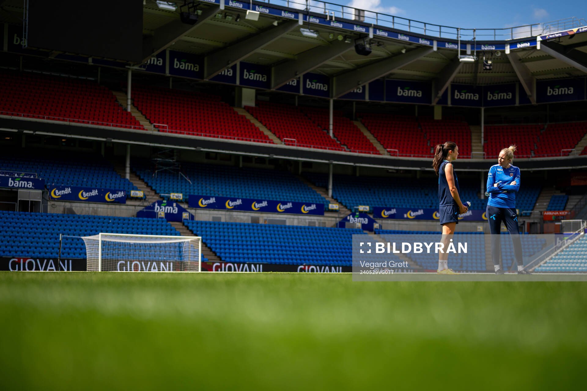 Ingrid Syrstad Engen and Gemma Grainger, head coach of the