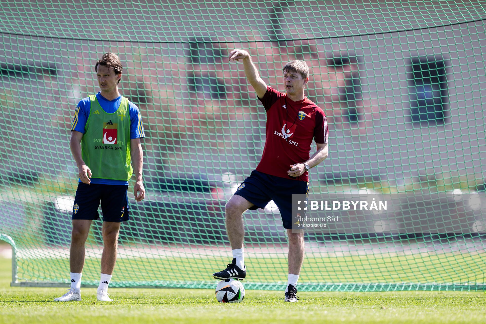 Hjalmar Ekdal and Head coach Jon Dahl Tomasson of the