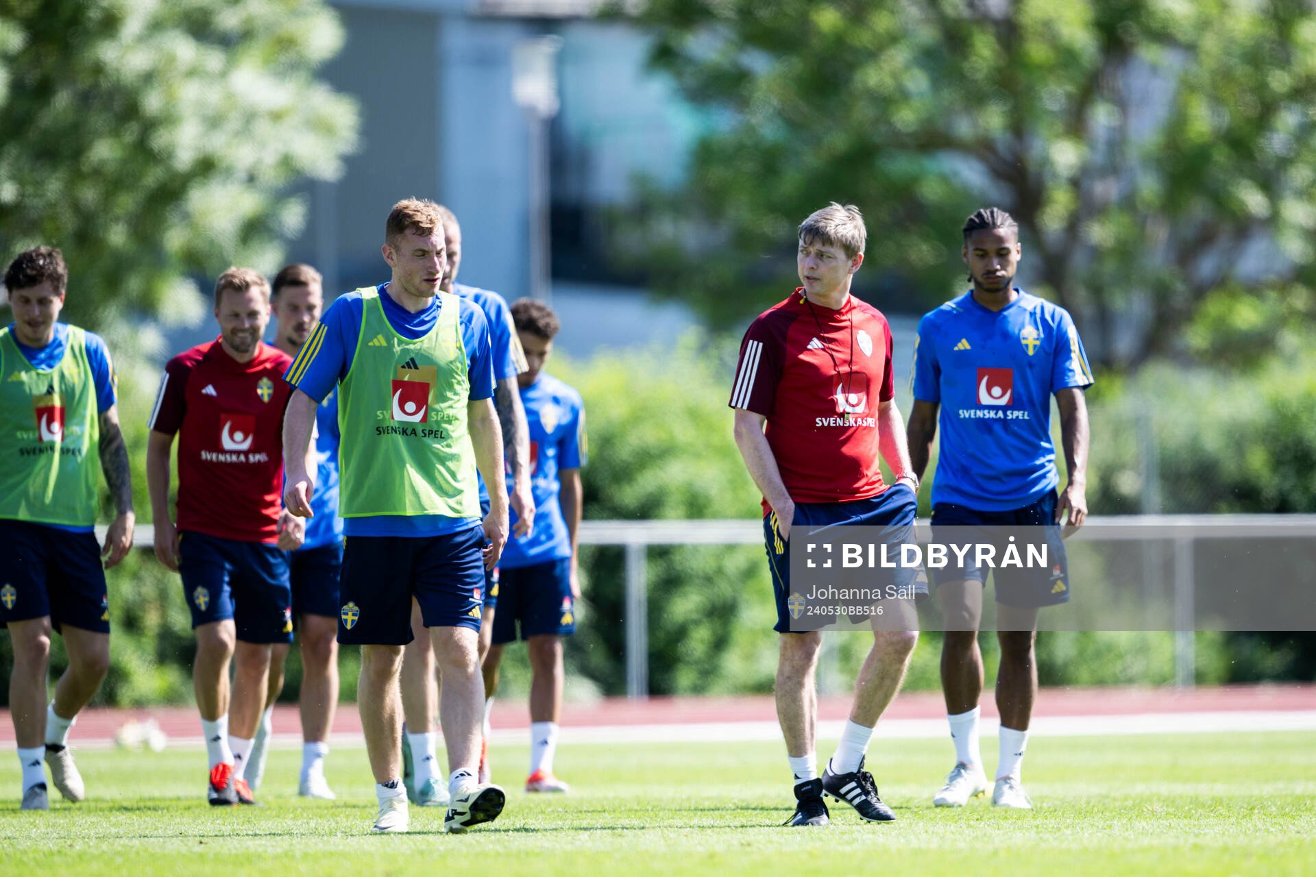 Dejan Kulusevski and Head coach Jon Dahl Tomasson of the