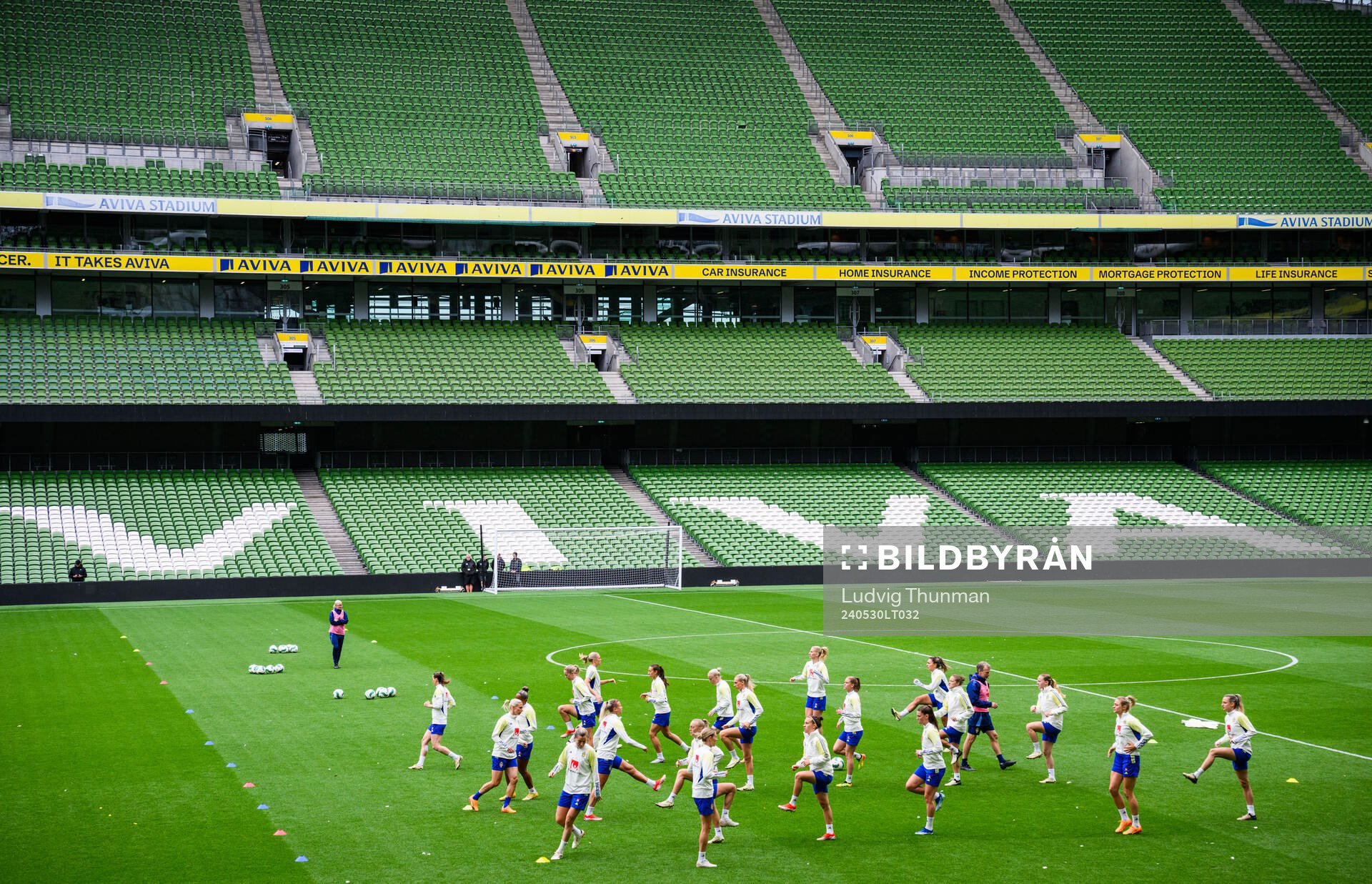 Players of Sweden warm up